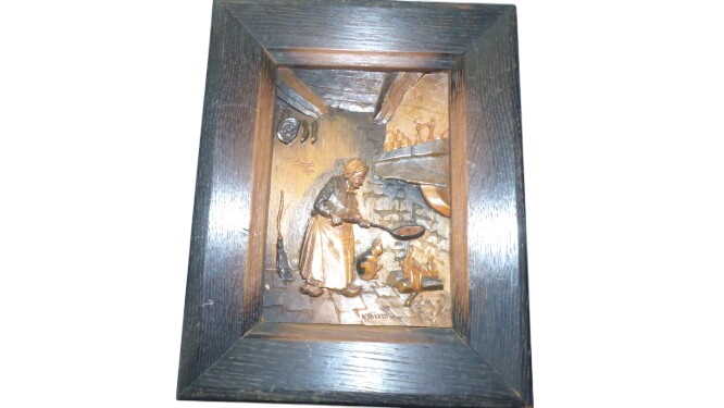 Tableau marqueterie en relief signé Albert THIAM représentant une cuisinière  -  reconditionné disponible sur Label Emmaüs