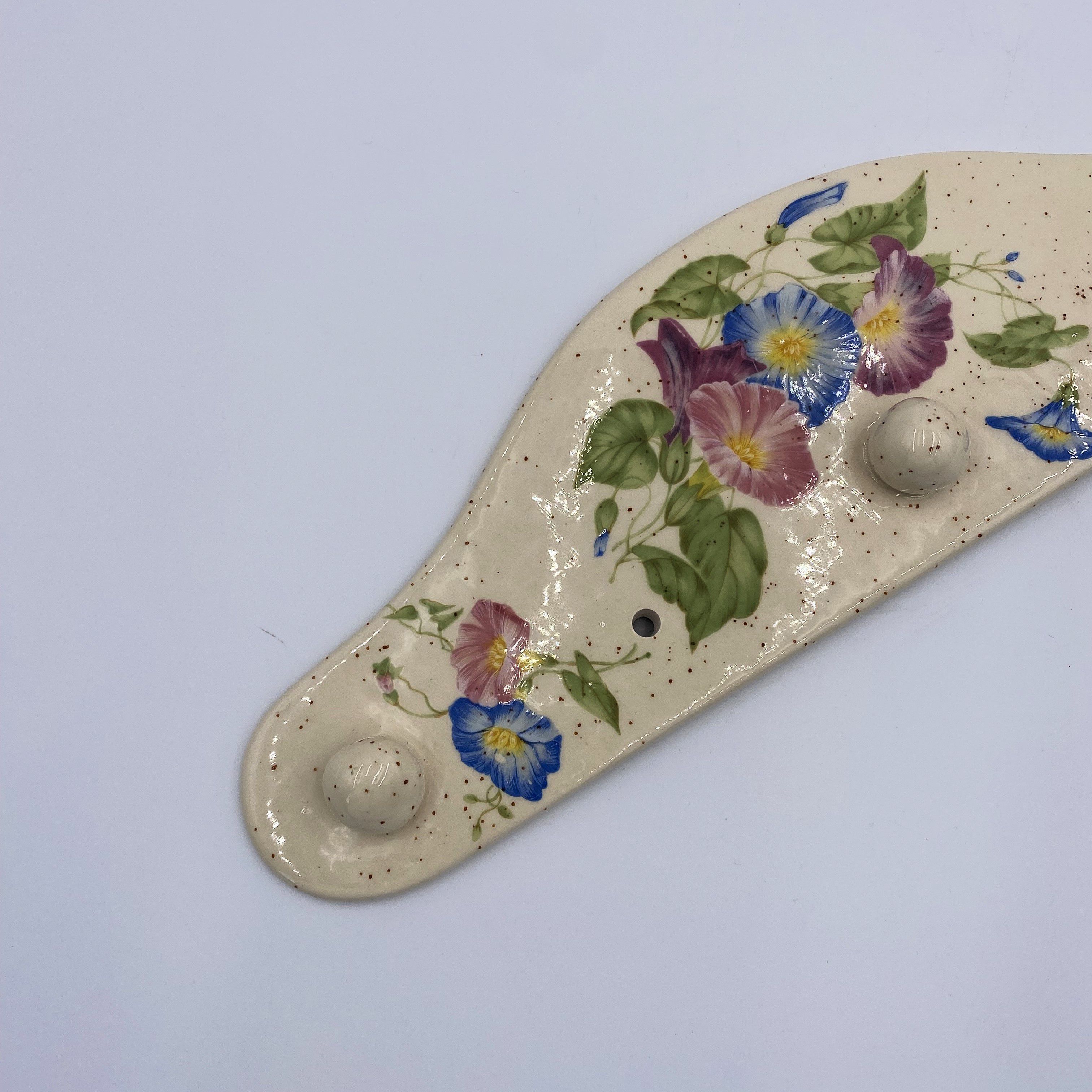 Patère En Laiton Avec Plaque Céramique - Motif Costume Écossais - Bon État