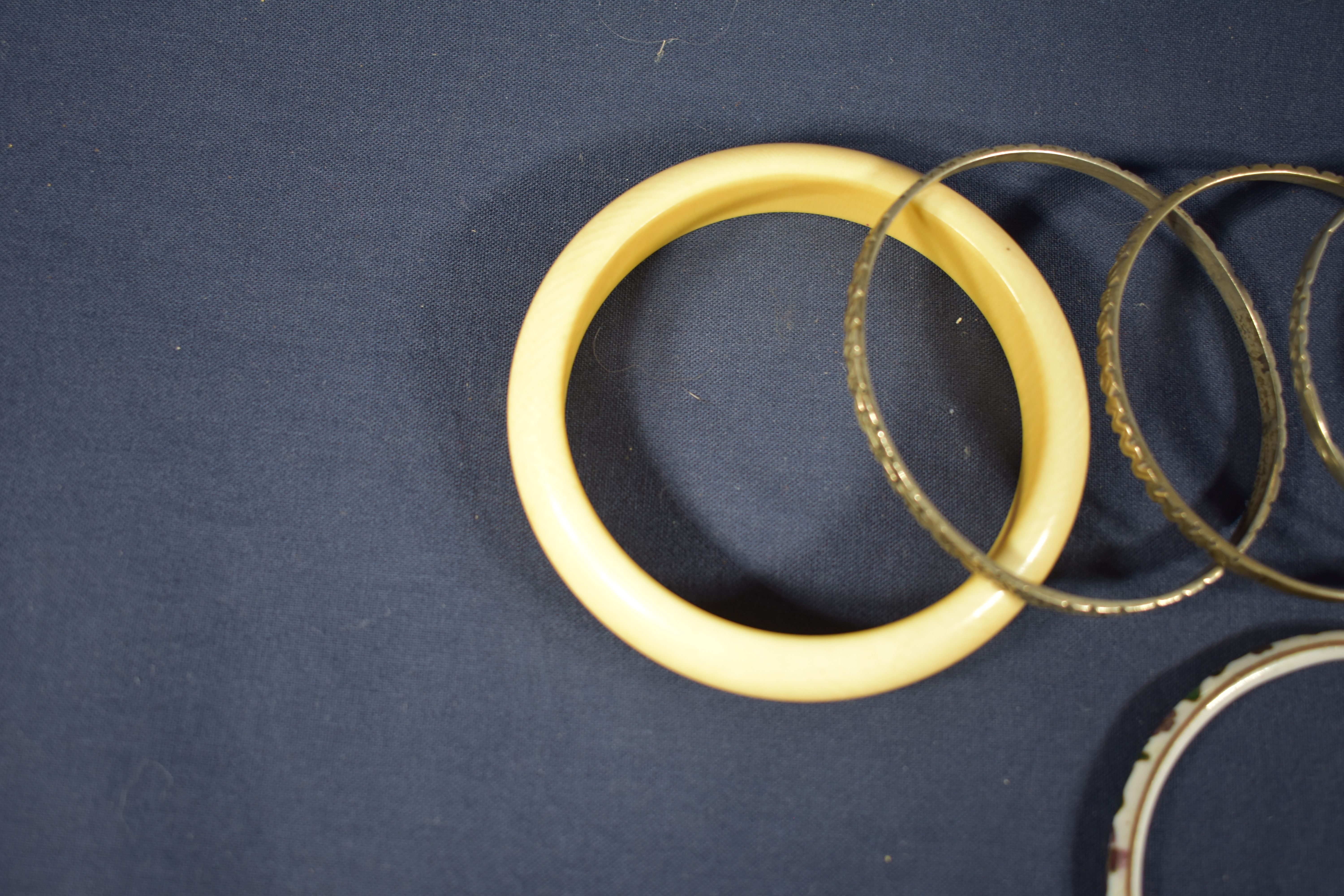 Lot de bracelets (1 semainier + 1 en os + 2 émaillés) Bon état - Vue 4 - 