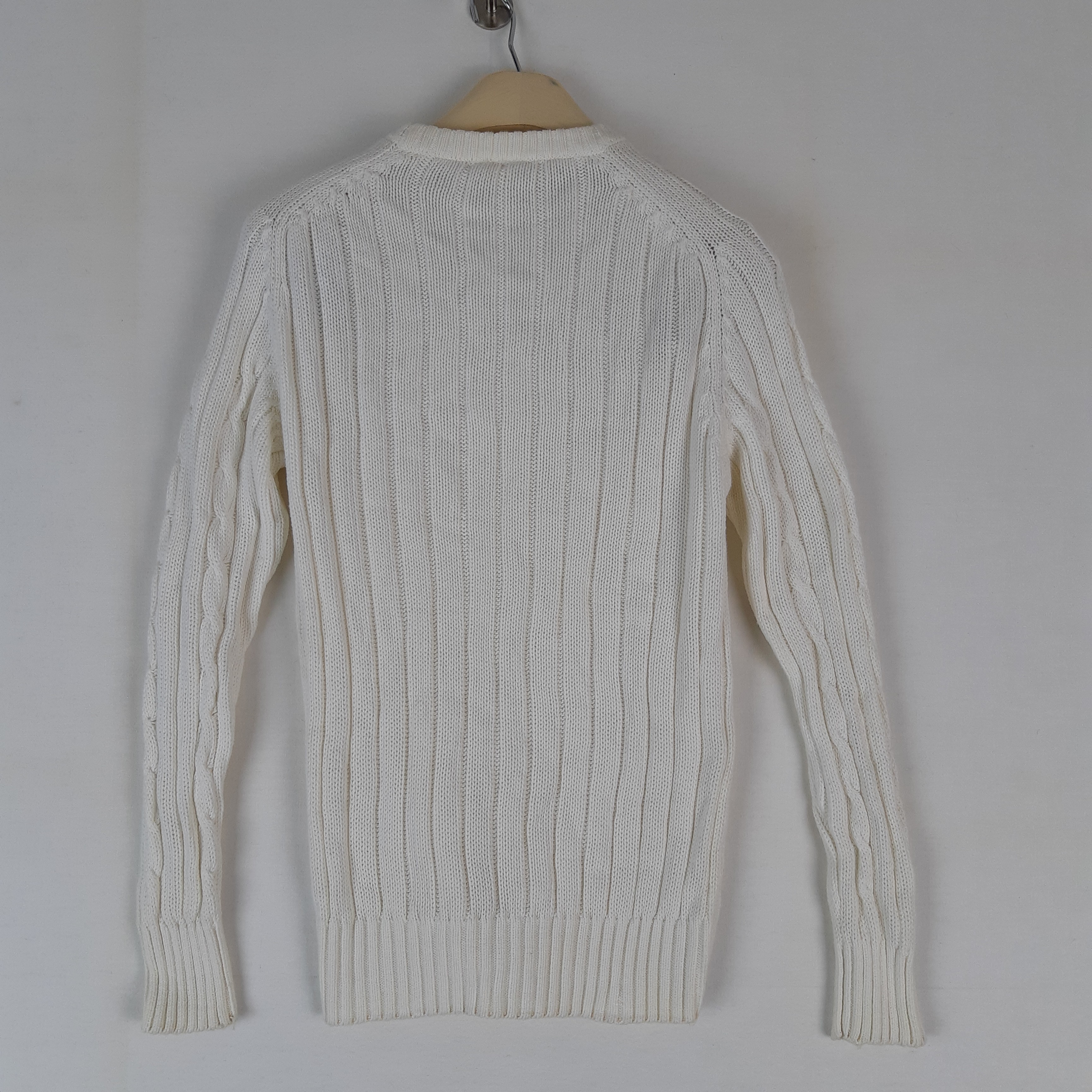Voir photo 4 de Sans Marque - Pull maille épaisse écrue à torsades - Taille M mesures Poitrine= 42 Longueur= 61 Sans Marque - Pull maille épaisse écrue à torsades - Taille M mesures Poitrine= 42 Longueur= 61 Très bon état - Vue 4 -