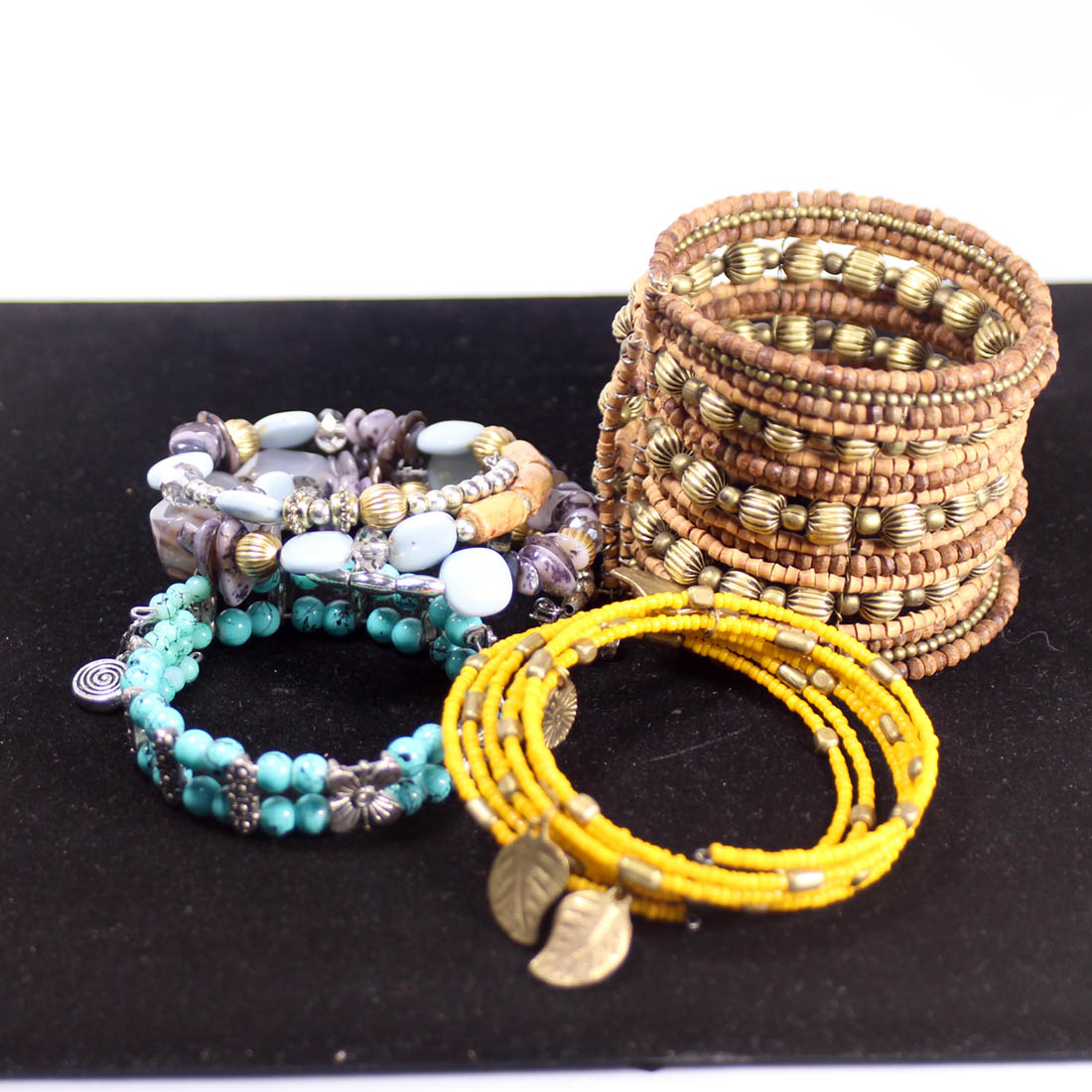 Acheter Bracelets manchettes en perles Bon état - 15,00 € Bracelets manchettes en perles Bon état - reconditionné disponible sur Label Emmaüs