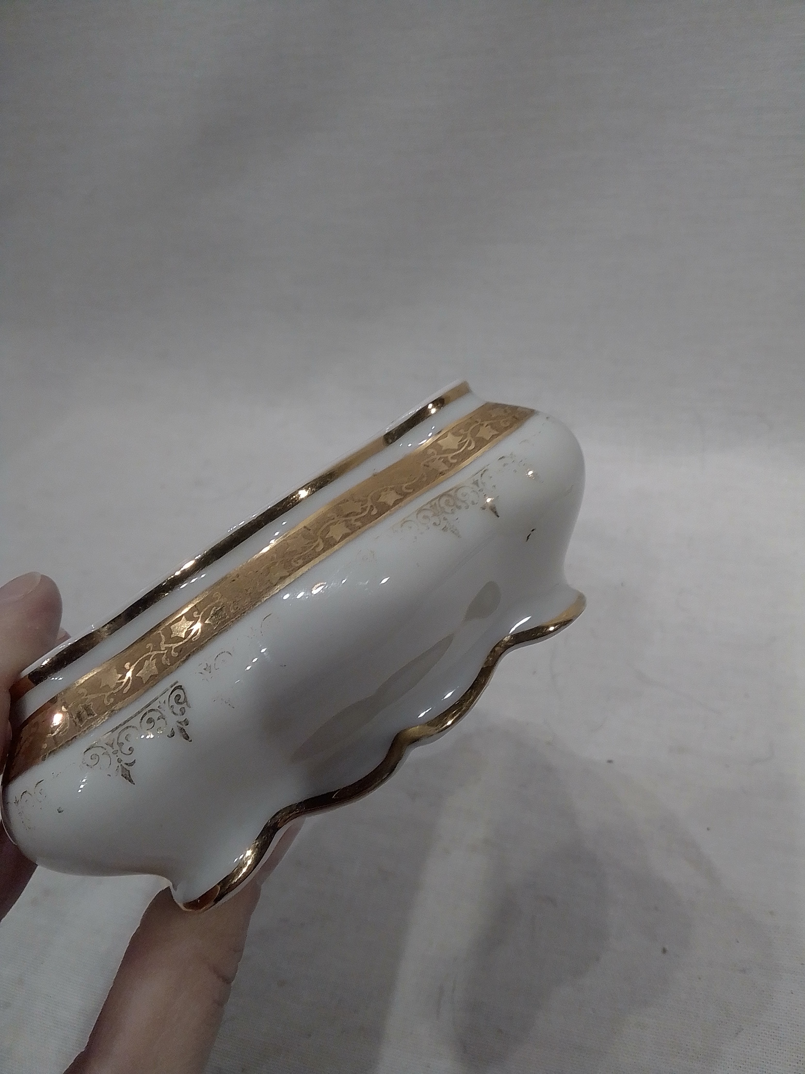 Voir photo 4 de Boîte Bonbonnière porcelaine de Limoge Boîte Bonbonnière porcelaine de Limoge État correct - Vue 4 -