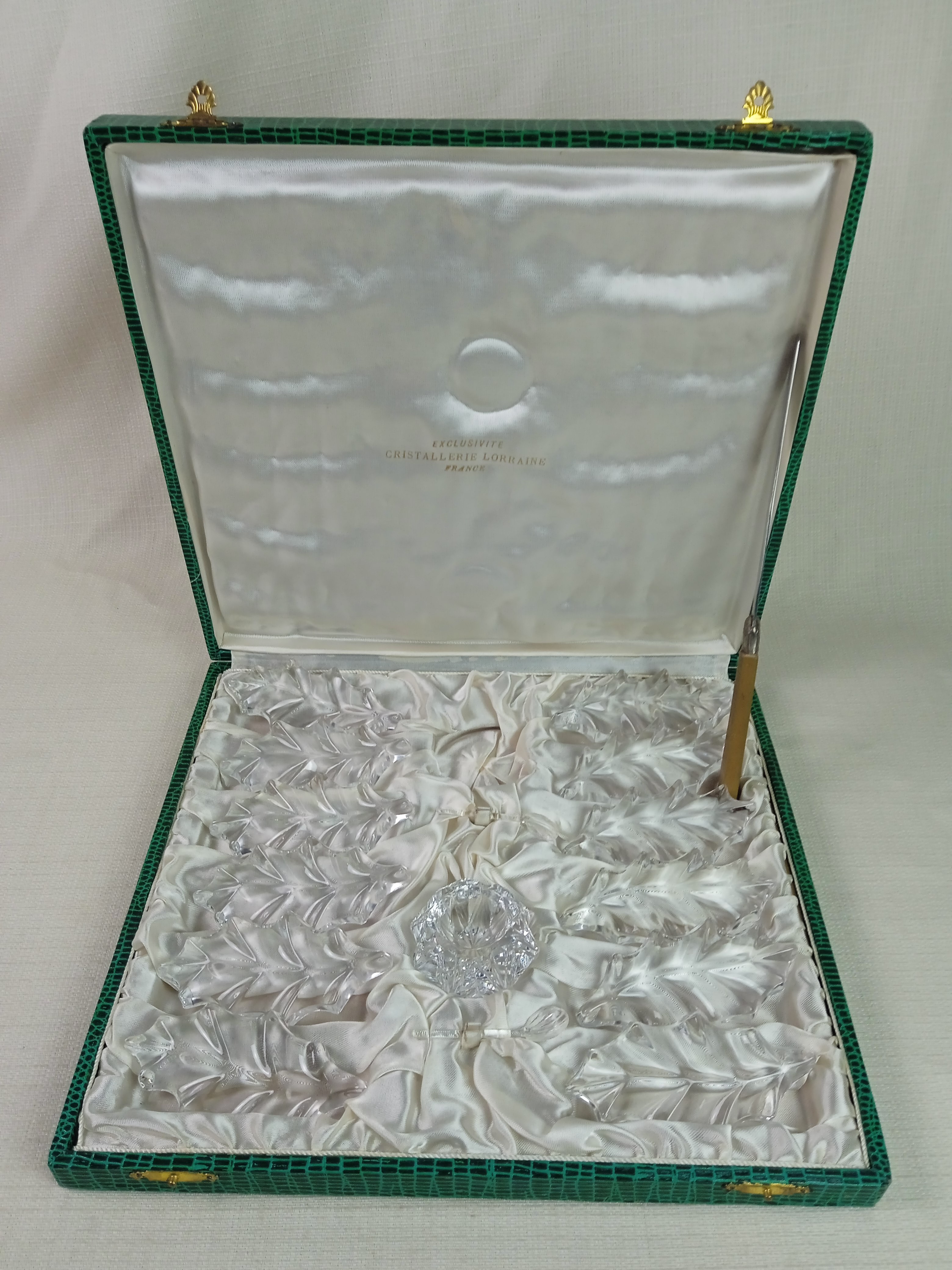 Coffret Cristallerie de Lorraine en cristal comprenant : 12 portes-couteaux, 1 salière, 2 petites cuillères Bon état - Vue 3 - 
