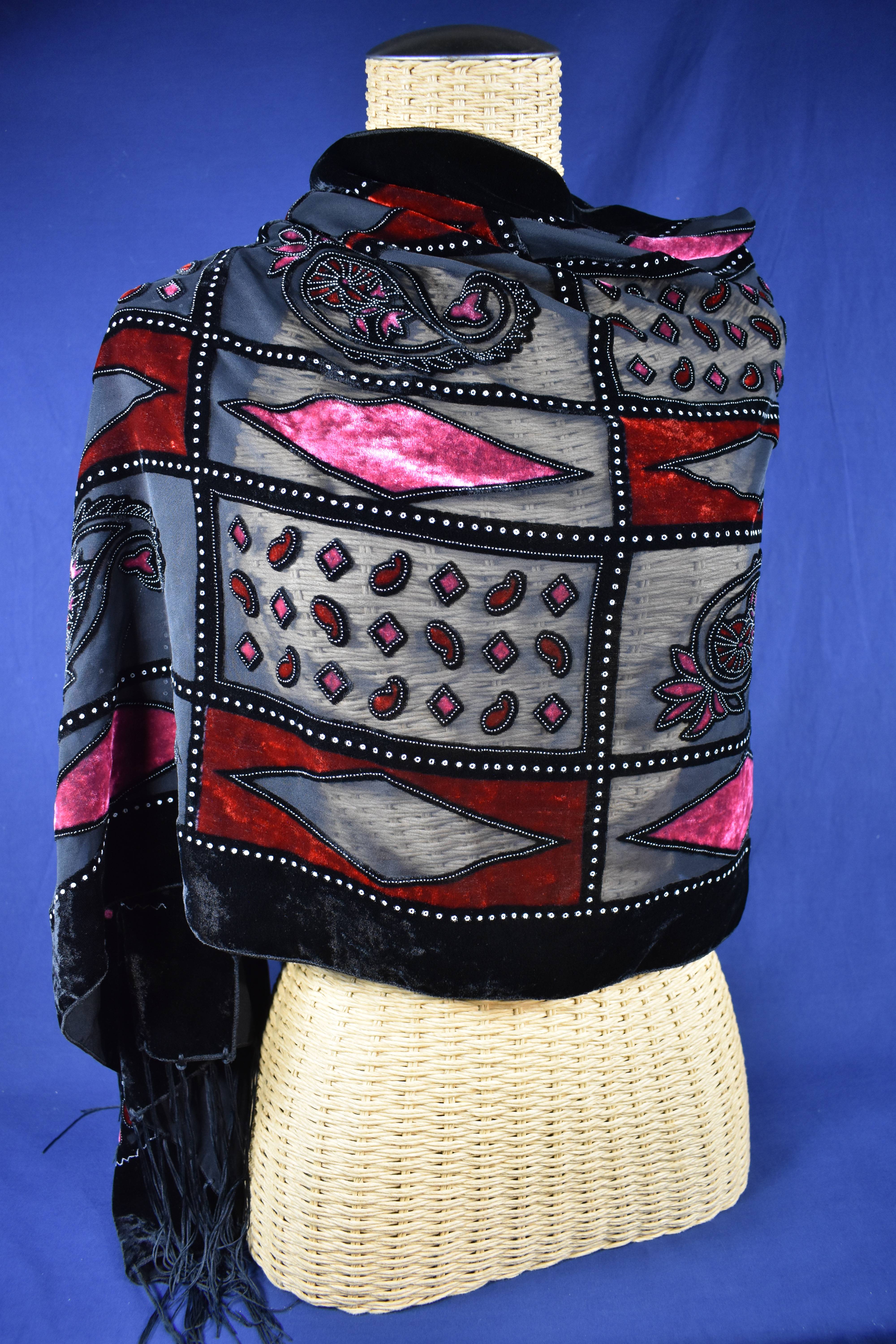 Grande Etole " vintage " en velours " dévoré " soie rouge et noir à motifs géométriques et franges ( 165 X 54 cm ). Bon état - Vue 2 - 