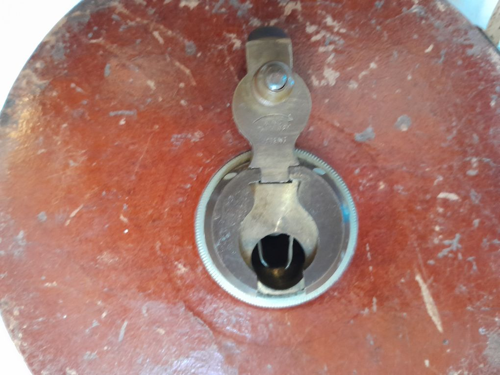 Mètre ruban ancien gainé cuir marque Chesterman État correct - Vue 2 - 