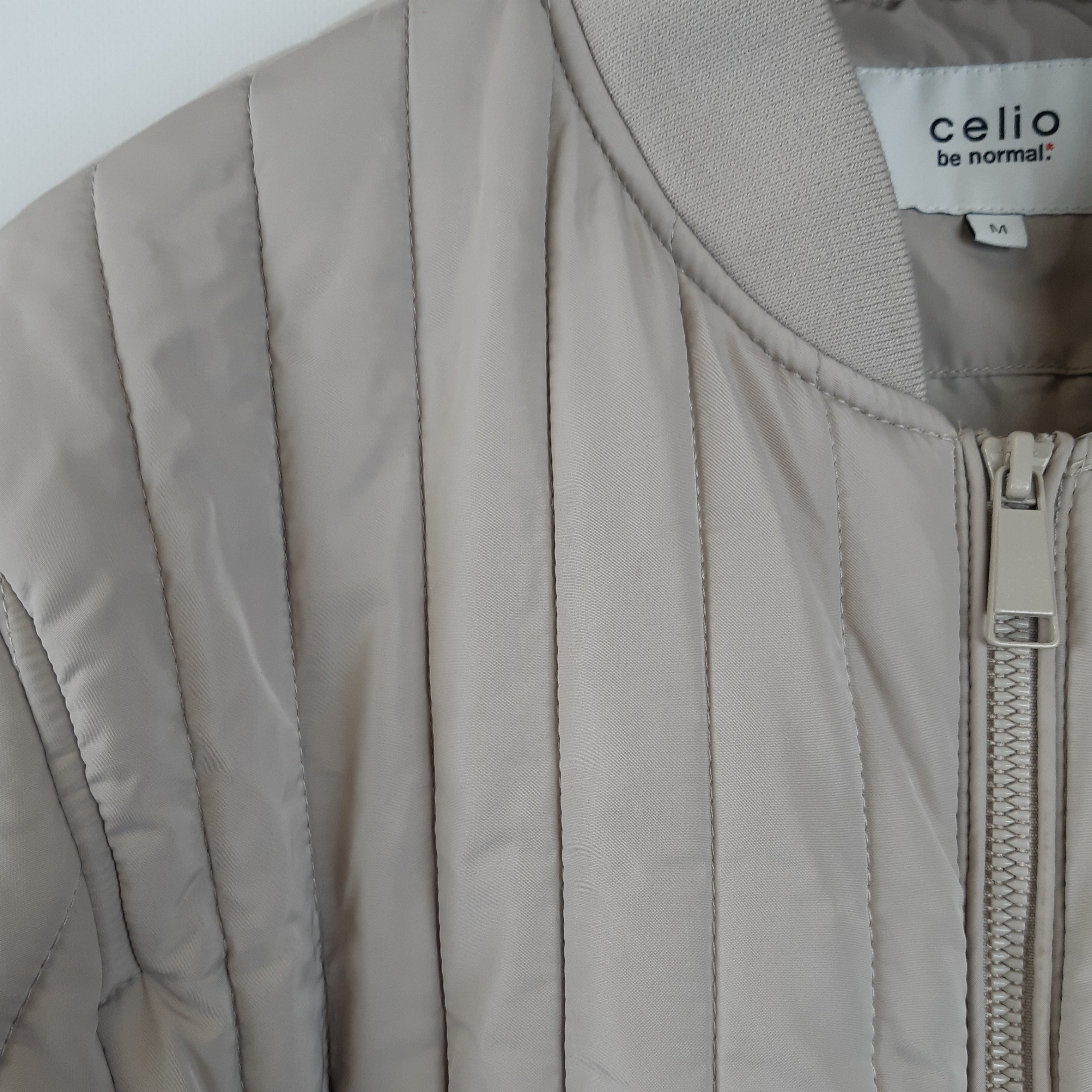 Voir photo 2 de Celio Veste beige gentlemen polyester - Taille M (estimée 44) Celio Veste beige gentlemen polyester - Taille M (estimée 44) Très bon état - Vue 2 -