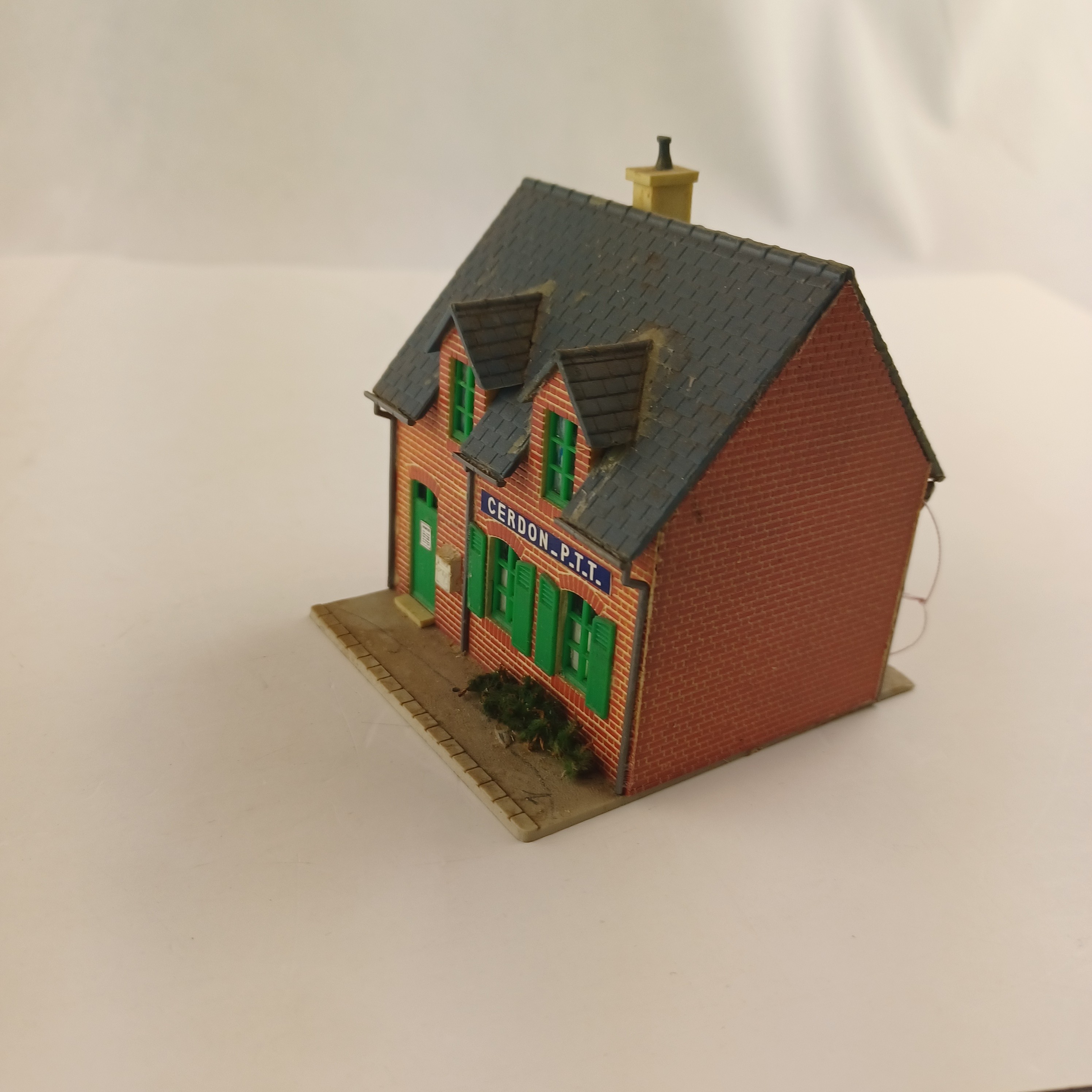 Maquette de modélisme en brique rouge de cerdon P.T.T. en plastique de 7x8x7 cm Très bon état - Vue 4 - 