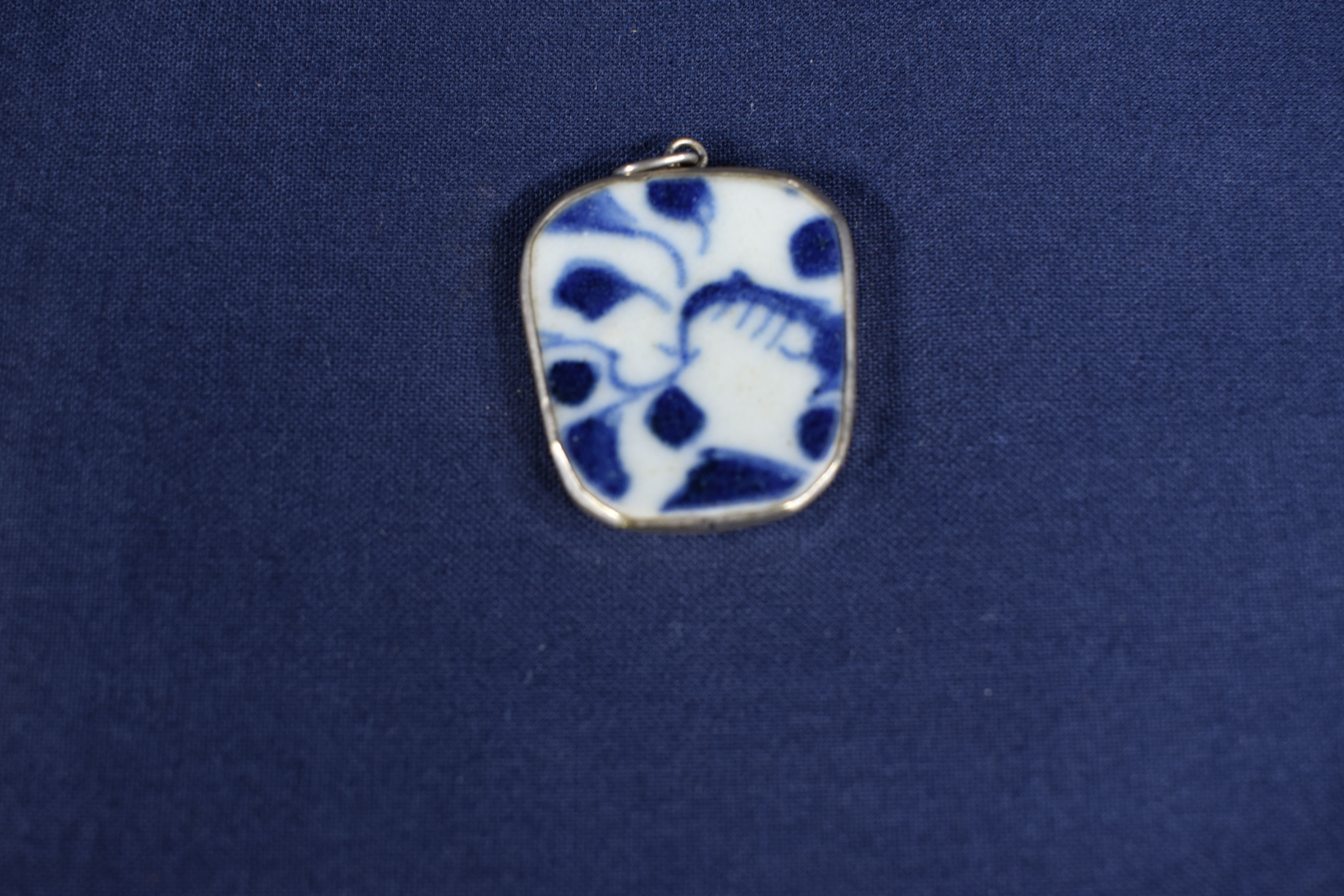 Voir photo 4 de 2 colliers fantaisie, 1 collier de perles, 1 collier d'ambre et 1 pendentif en porcelaine chinoise cerclé d'argent. 2 colliers fantaisie, 1 collier de perles, 1 collier d'ambre et 1 pendentif en porcelaine chinoise cerclé d'argent. Bon état - Vue 4 -