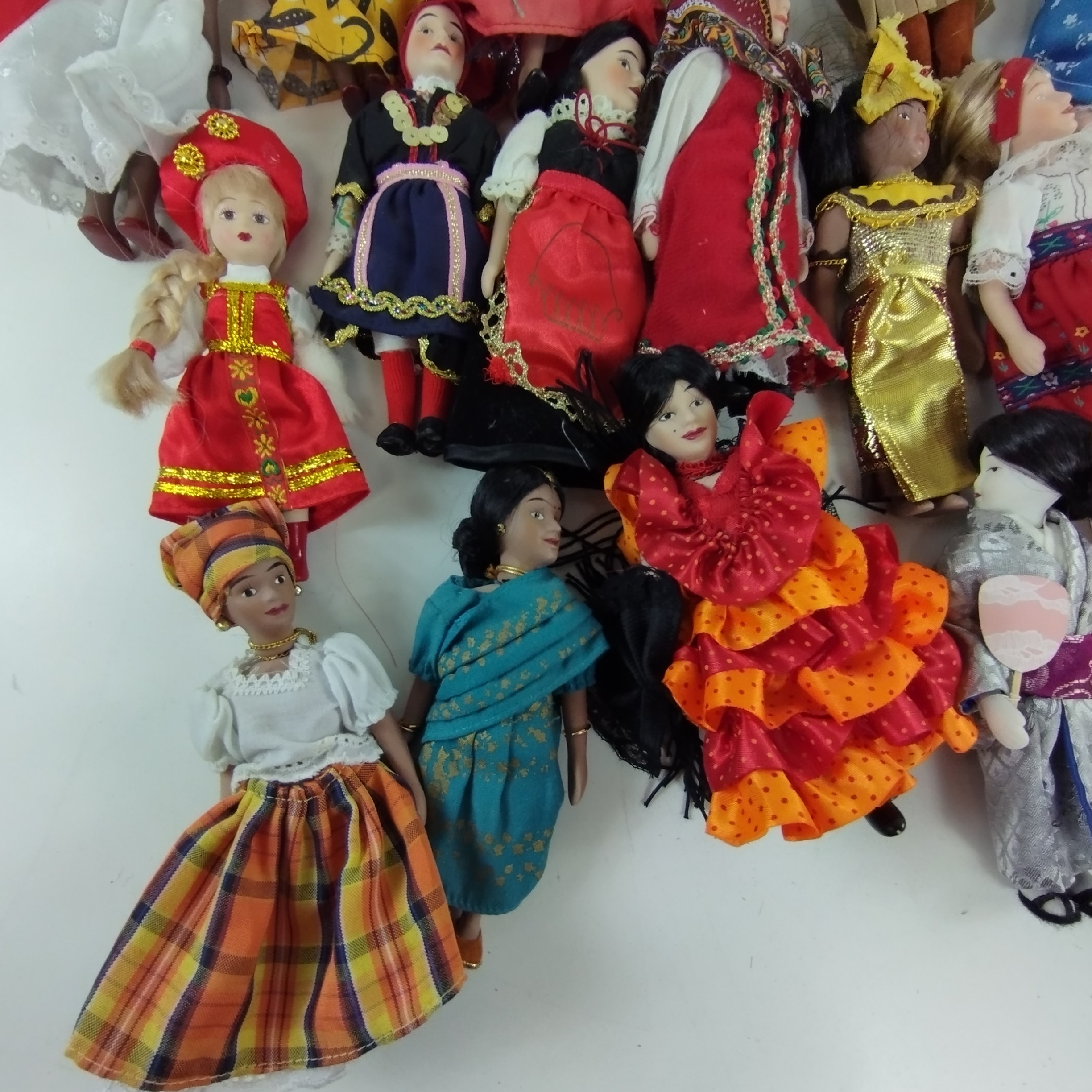 Poupées en porcelaine, ensemble de 18 poupées traditionnelles de plusieurs continents Très bon état - Vue 5 - 