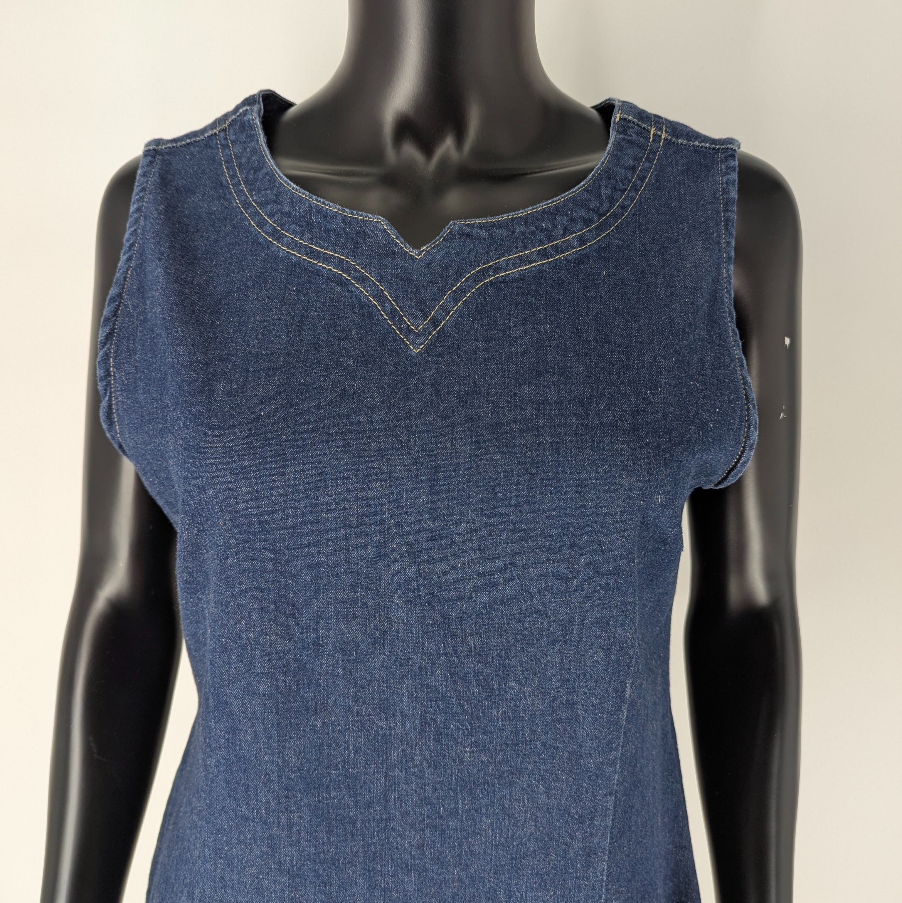 Robe en jean brut T.44 sans manche fermeture éclair sur coté coupe cintrée - Photo 1