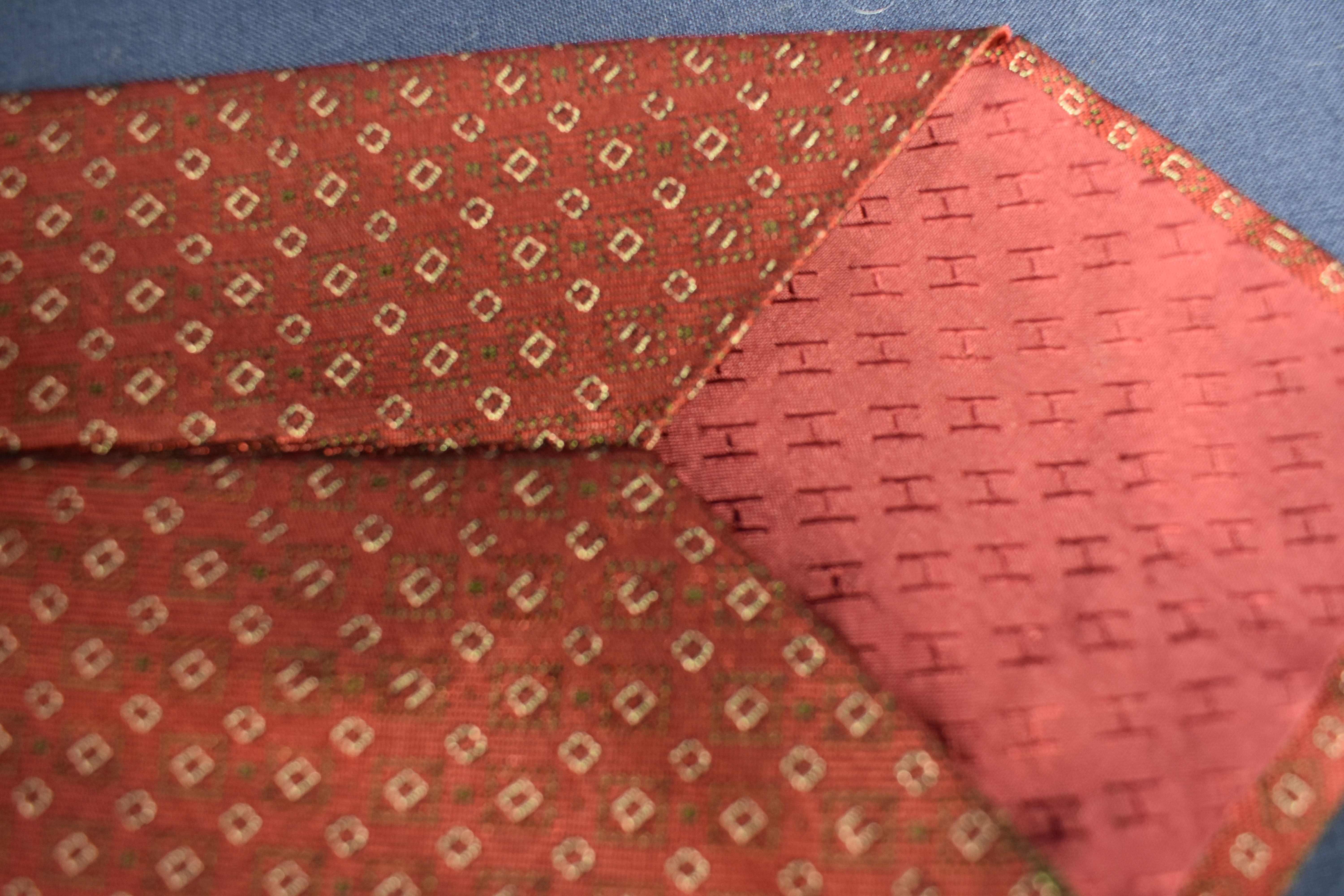 Cravate en soie HERMES de couleur Bordeaux ( petite trace de brûlure restaurable ) - Photo 2