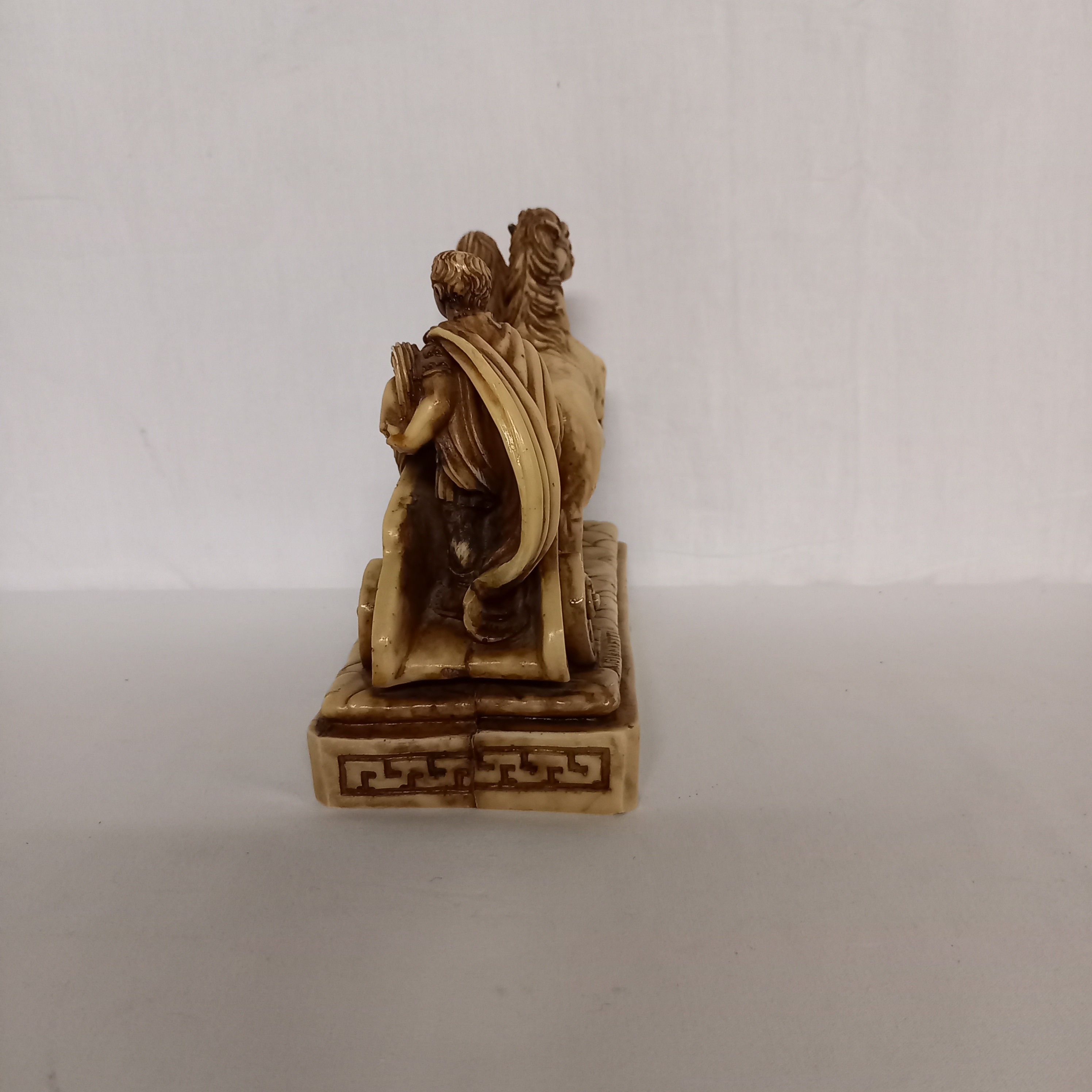 Sculpture en résine signée A. GIANNETTI. Scène Romaine representant un gladiateur et son Attelage. - Photo 3