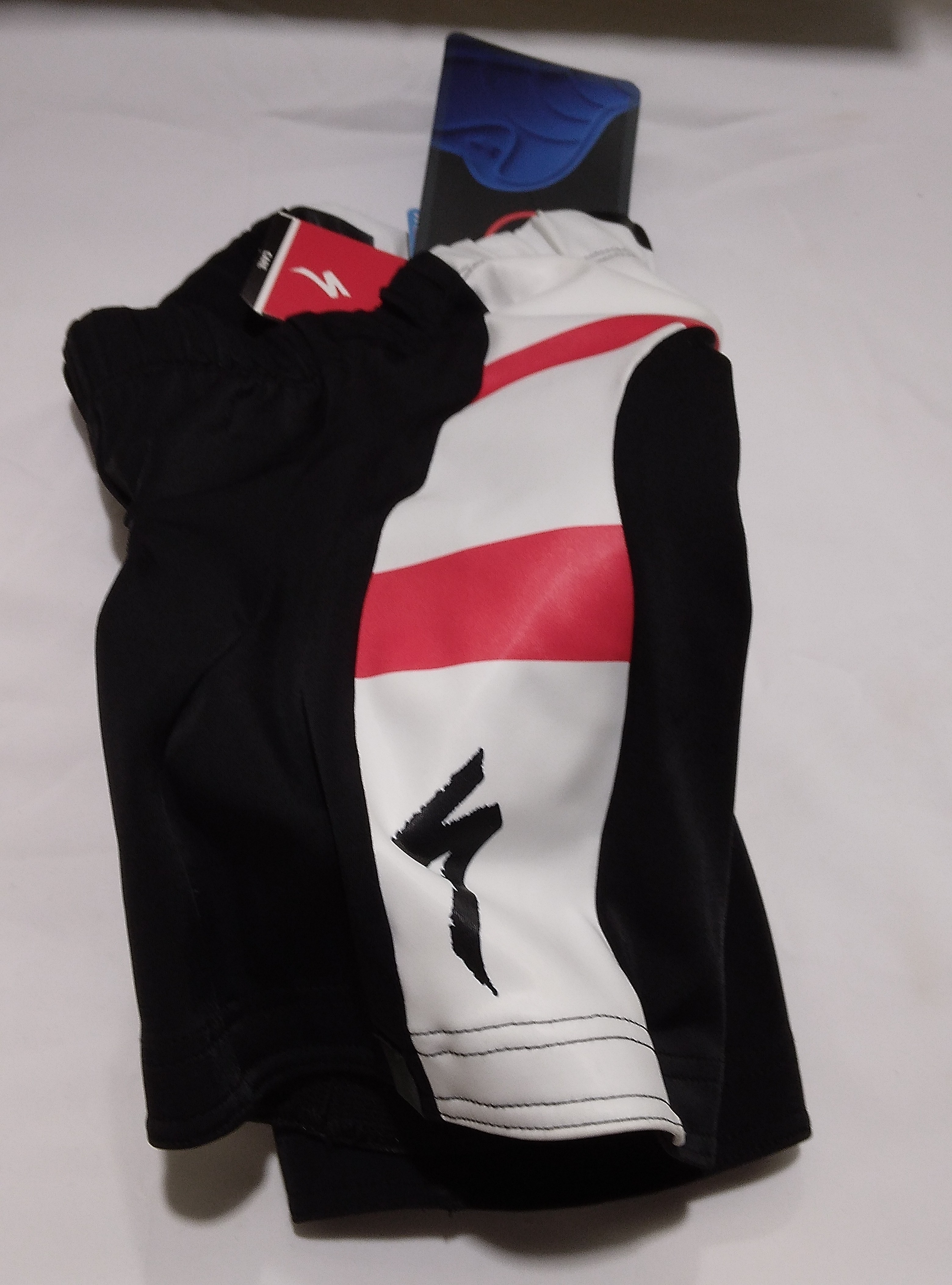 Voir photo 3 de Short de cyclisme noir, blanc & rouge, "RBX Comp Youth", Spécialized - 7/8 ans Short de cyclisme noir, blanc & rouge, "RBX Comp Youth", Spécialized - 7/8 ans Comme neuf - Vue 3 -