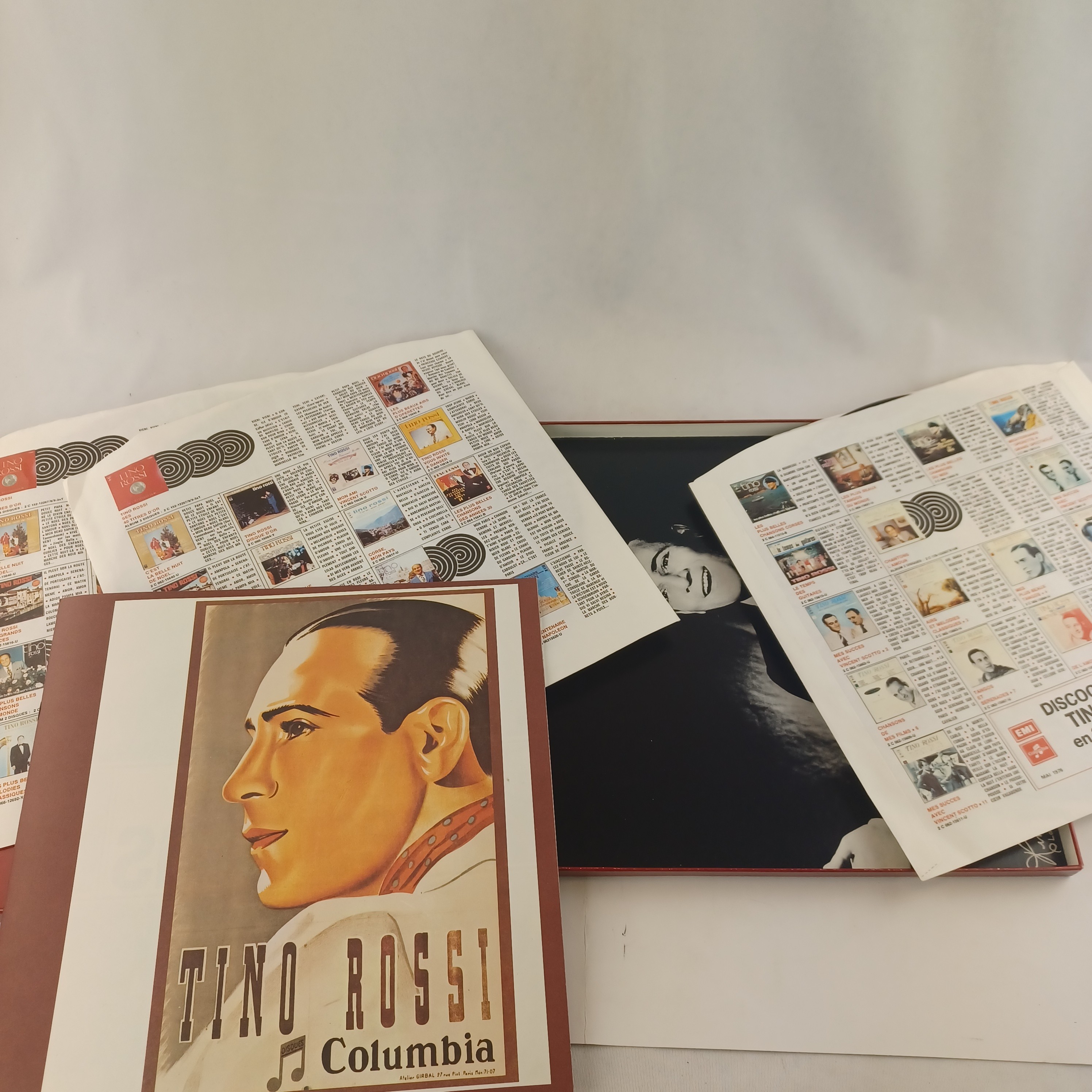 Voir photo 3 de Coffret vinyle de Tino Rossi, ses 40 titres d'or en 33 tours Coffret vinyle de Tino Rossi, ses 40 titres d'or en 33 tours Très bon état - Vue 3 -