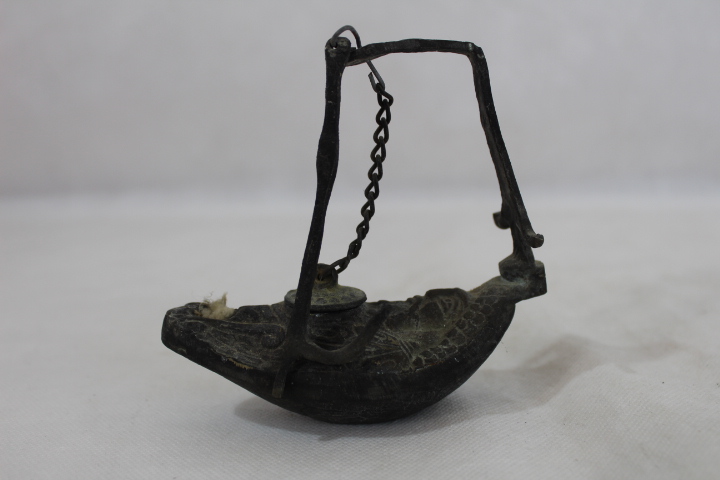 Lot de 4 anciennes petites lampes à huile Aladin rave ou veilleuse en bronze Très bon état - Vue 4 - 