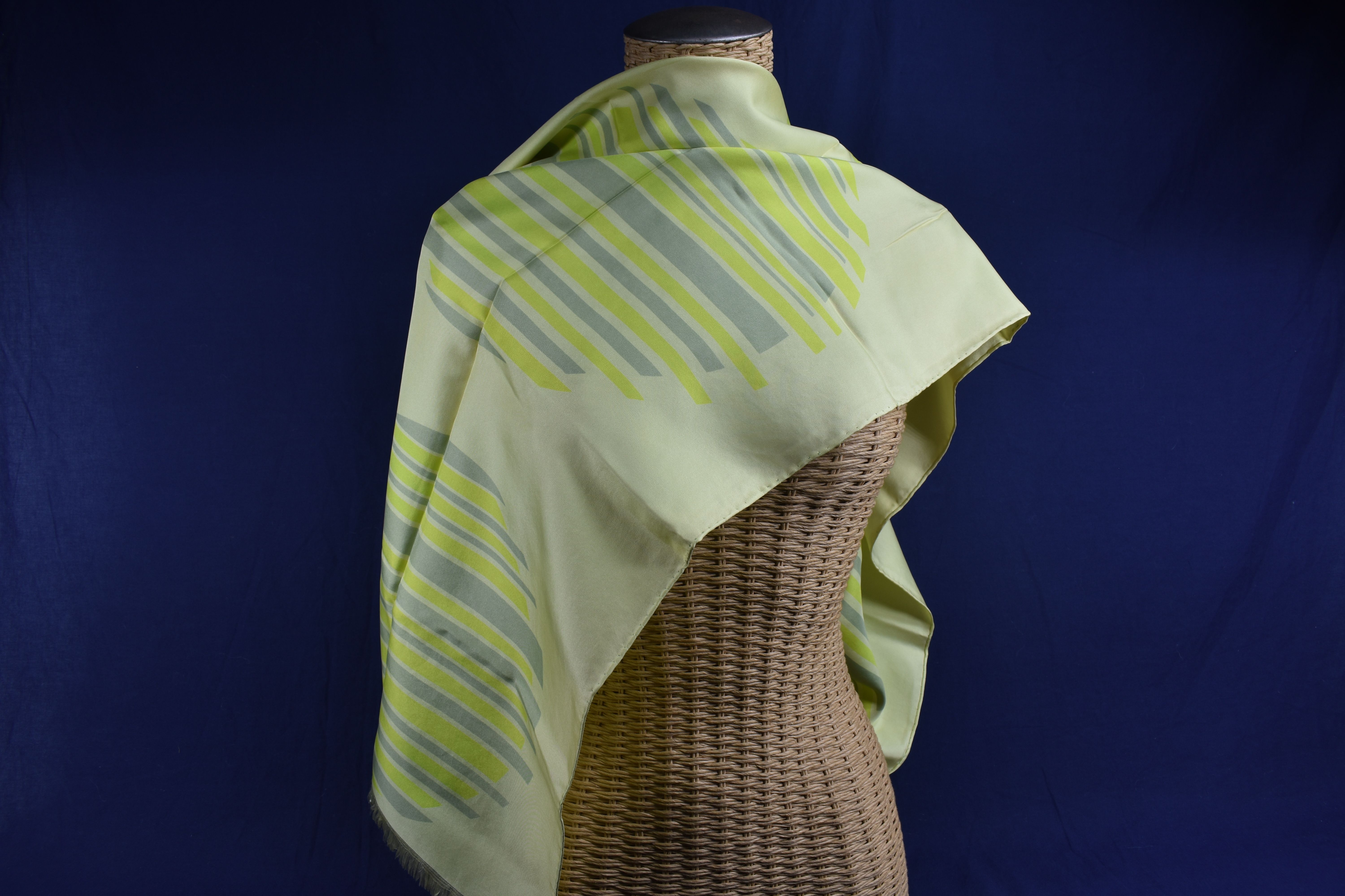 Echarpe BIANCHINI FERIER " couleurs vertes " longueur 1,50 et largeur 0,40 cm. Bon état - Vue 5 - 