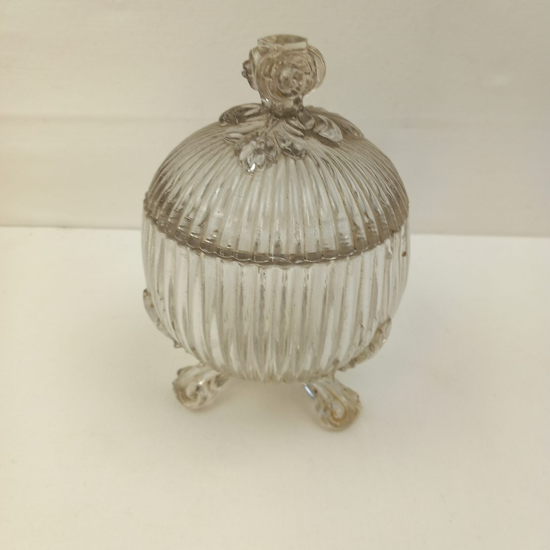 Voir photo 2 de Sucrier Bonbonnière Sphérique en Verre Strié sur tripode Style Portieux Sucrier Bonbonnière Sphérique en Verre Strié sur tripode Style Portieux État correct - Vue 2 -