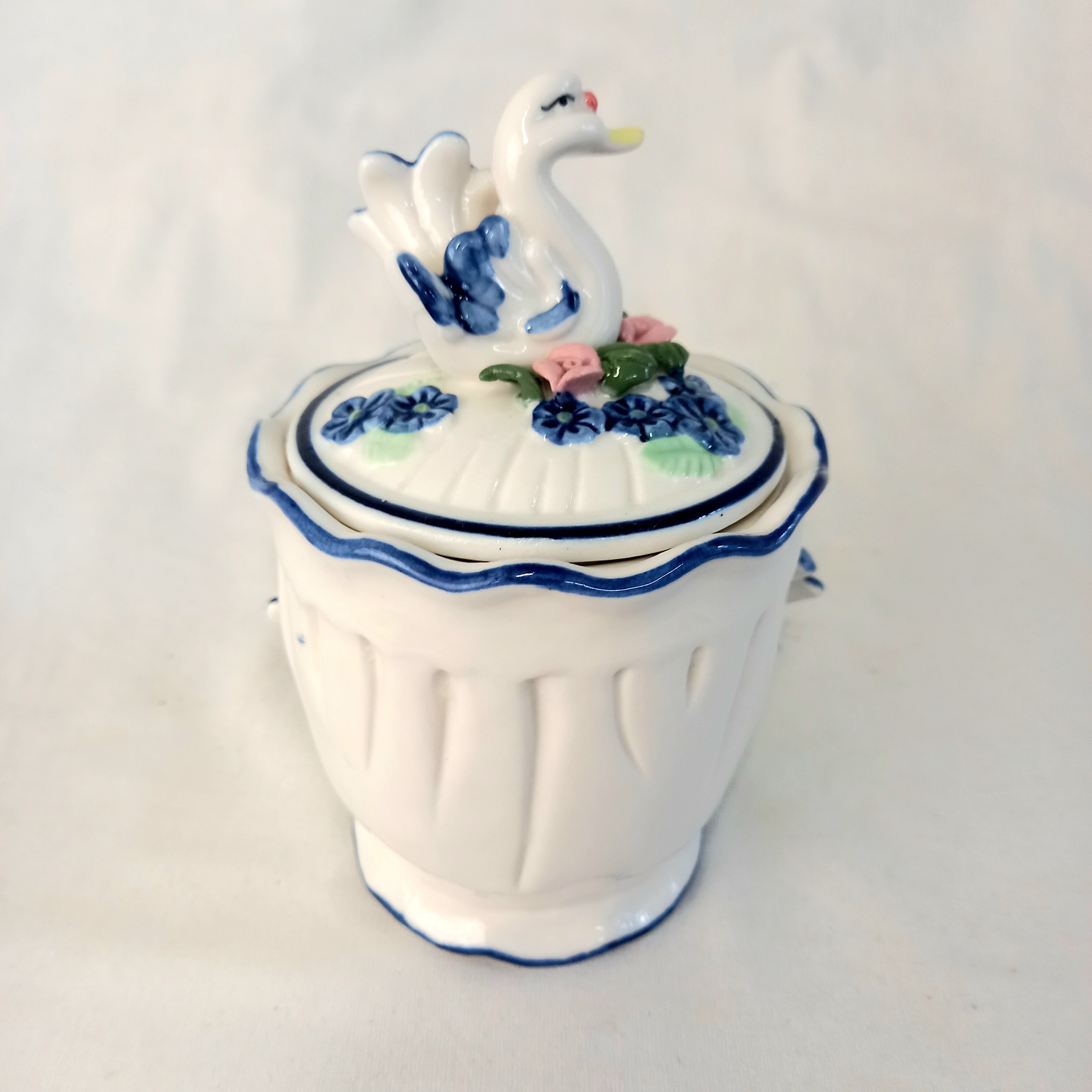 Petite bonbonnière en porcelaine décorée de cygnes et de fleurs en faux biscuit. Très bon état - Vue 2 - 