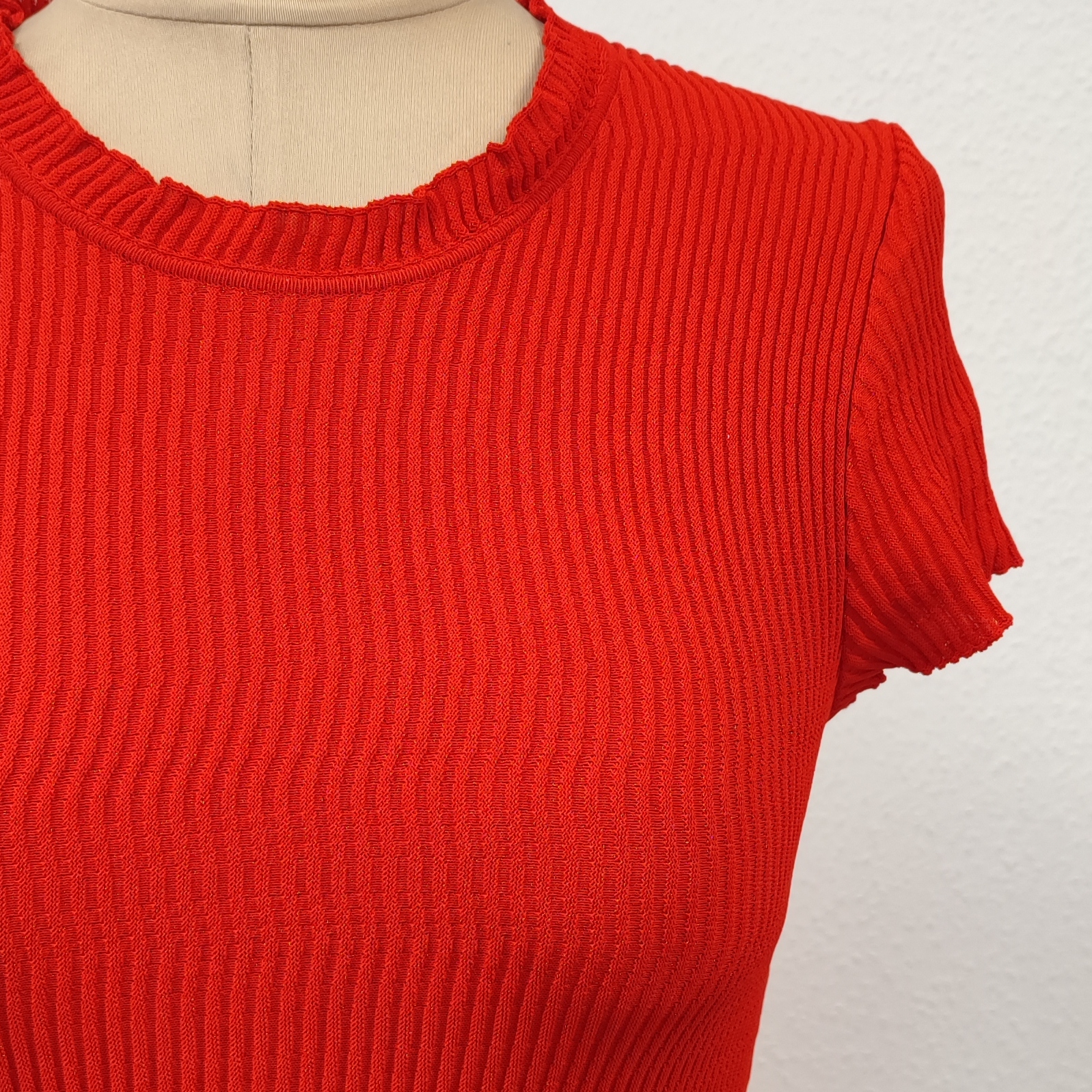 Voir photo 2 de LOUIS VUITTON - Magnifique Robe ajustée rouge en maille - 36/38 - Femme LOUIS VUITTON - Magnifique Robe ajustée rouge en maille - 36/38 - Femme Très bon état - Vue 2 -
