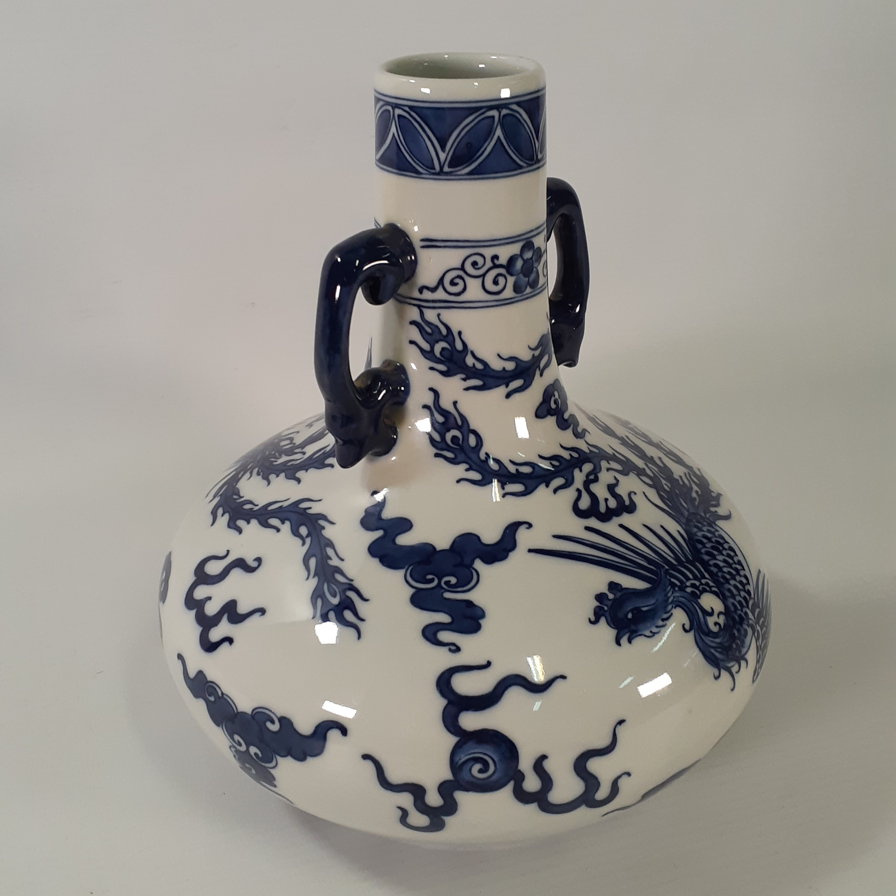 Voir photo 5 de Vase en porcelaine blanc et bleu - Chine Style période Yongzheng Vase en porcelaine blanc et bleu - Chine Style période Yongzheng Très bon état - Vue 5 -