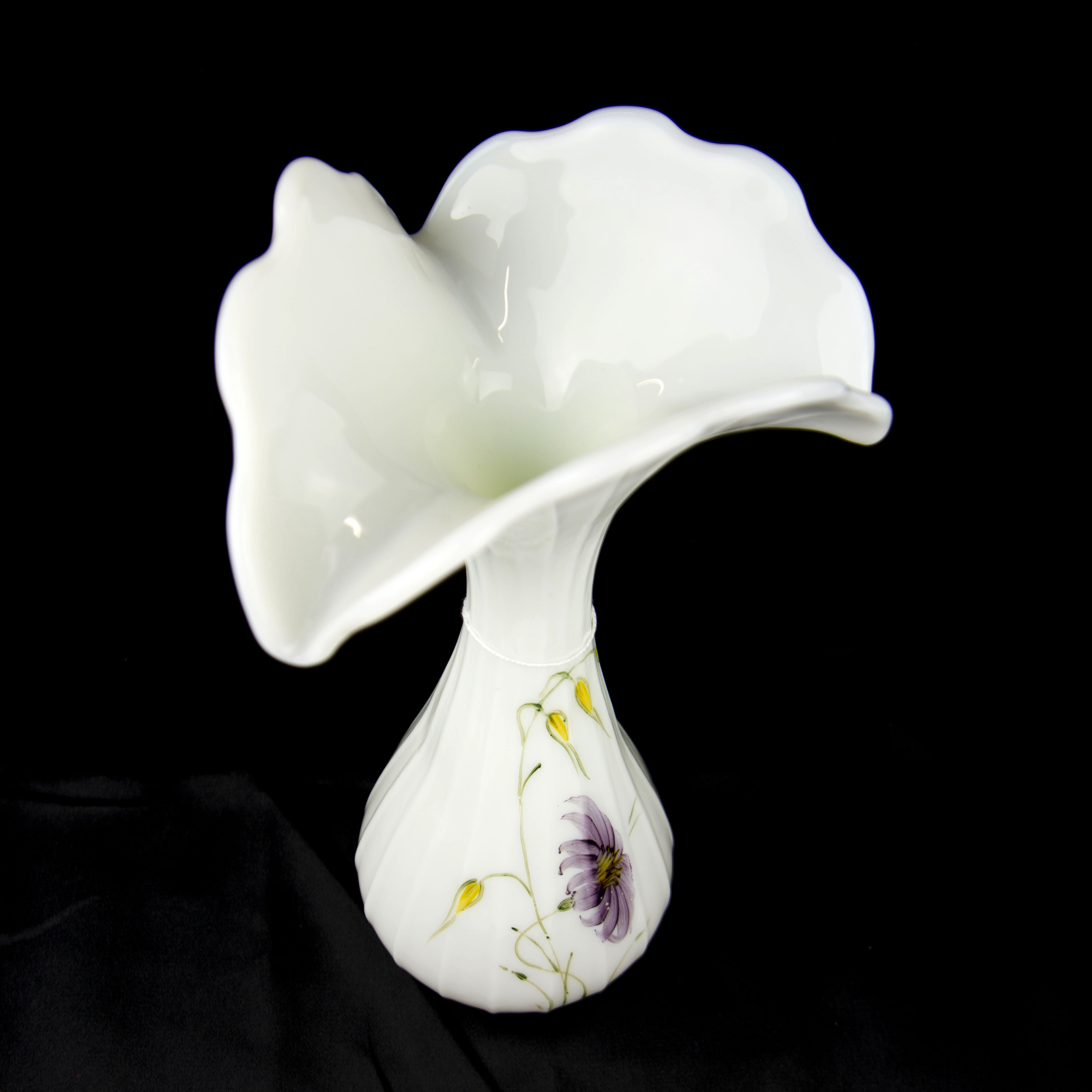 Vase en opaline à collerette décoré d'une élégante fleur peinte à la main ainsi que d'un brin d'orge Très bon état - Vue 3 - 