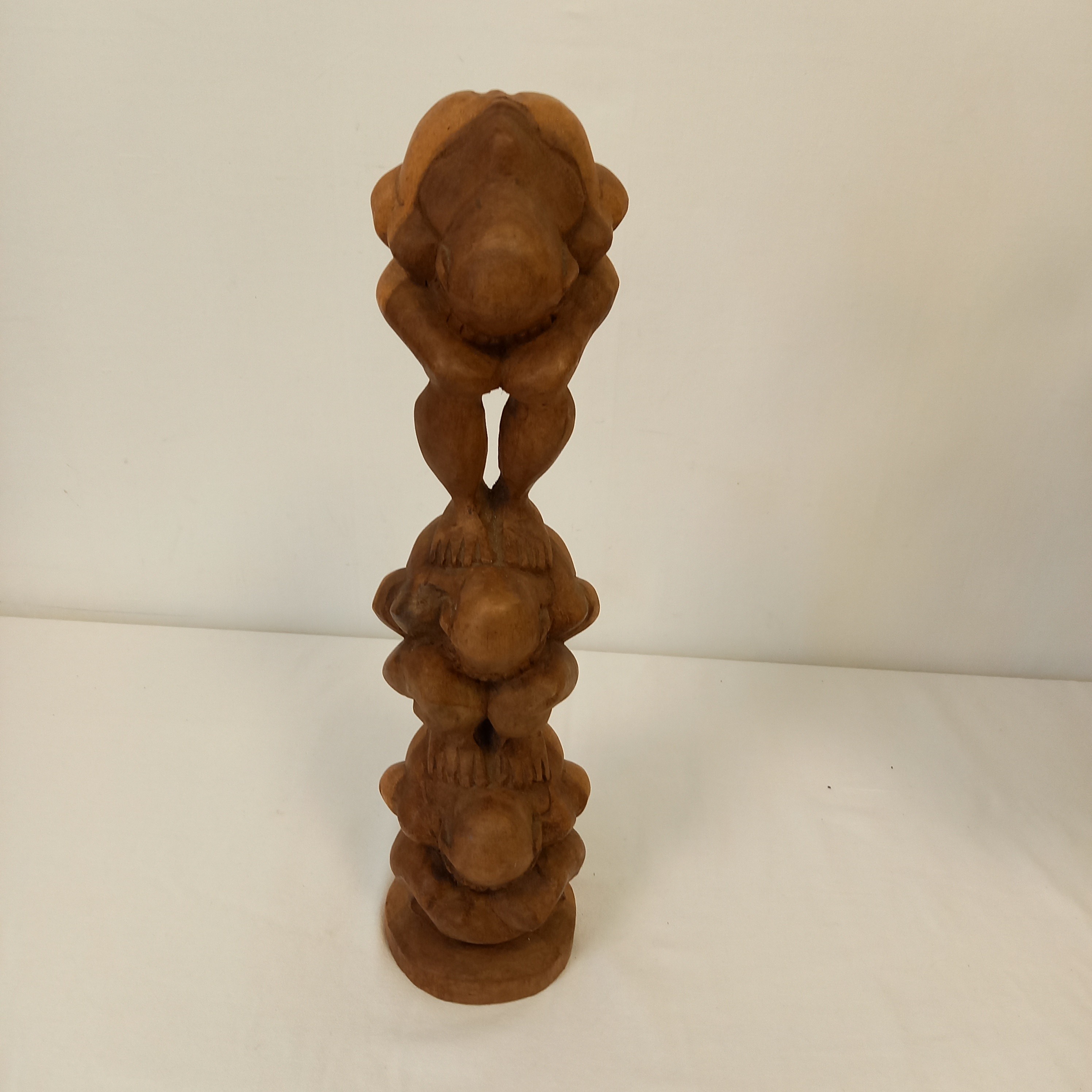 Sculpture totem en bois sculpté à la main 3 hommes accroupis les uns sur les autres - Photo 1