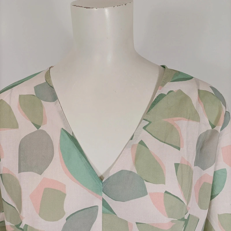 Blouse fluide imprimé feuillage pastel Quintessence col V manches 3/4 légère taille M Comme neuf - Vue 3 - 