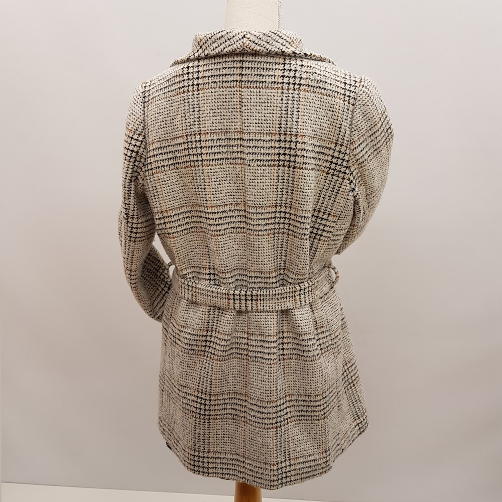 Voir photo 3 de Manteau style tweed à grands carreaux blancs et noirs - GRAIN DE MALICE - taille 40 Manteau style tweed à grands carreaux blancs et noirs - GRAIN DE MALICE - taille 40 - Vue 3 -