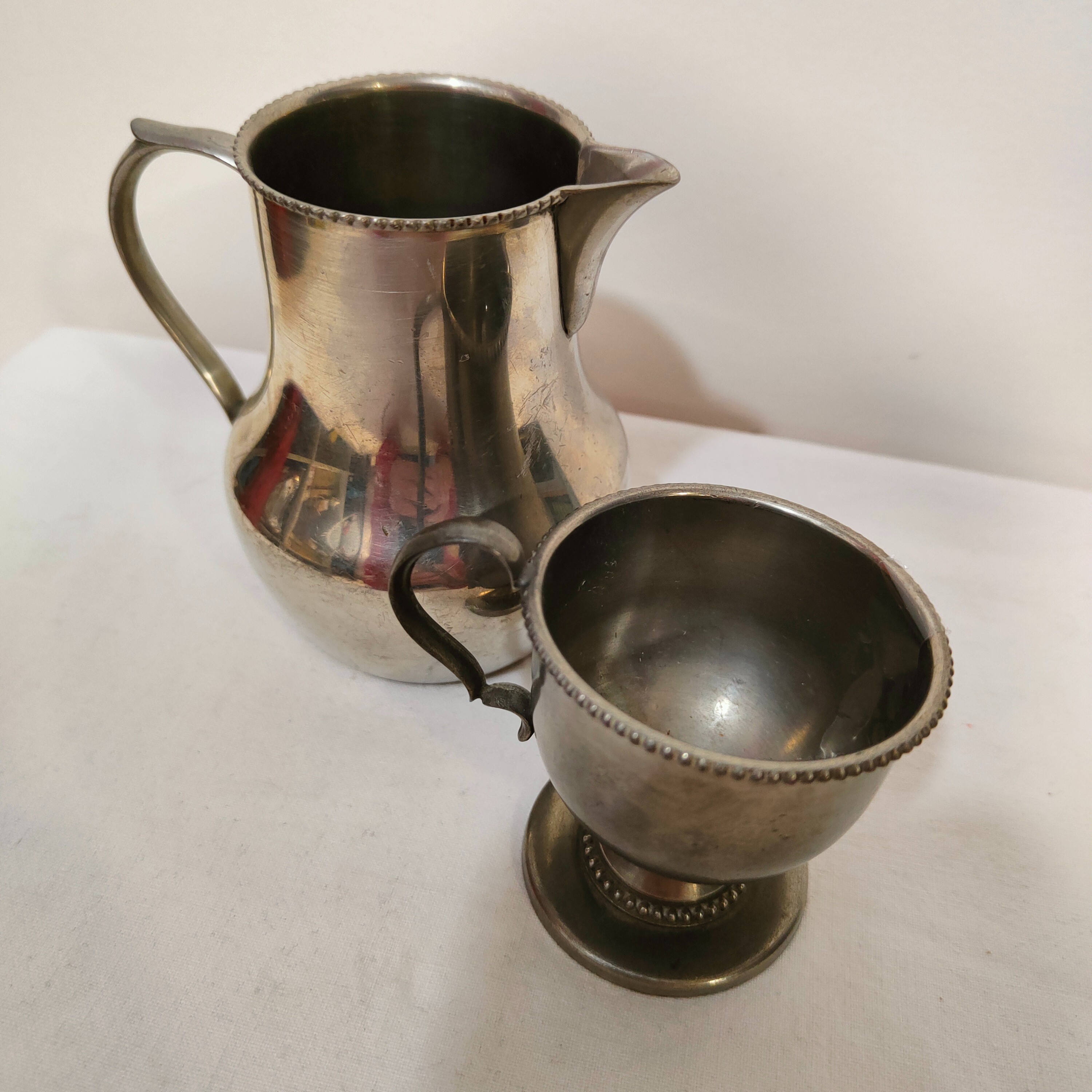 Voir photo 2 de Petite tasse et pichet en étain Petite tasse et pichet en étain Bon état - Vue 2 -