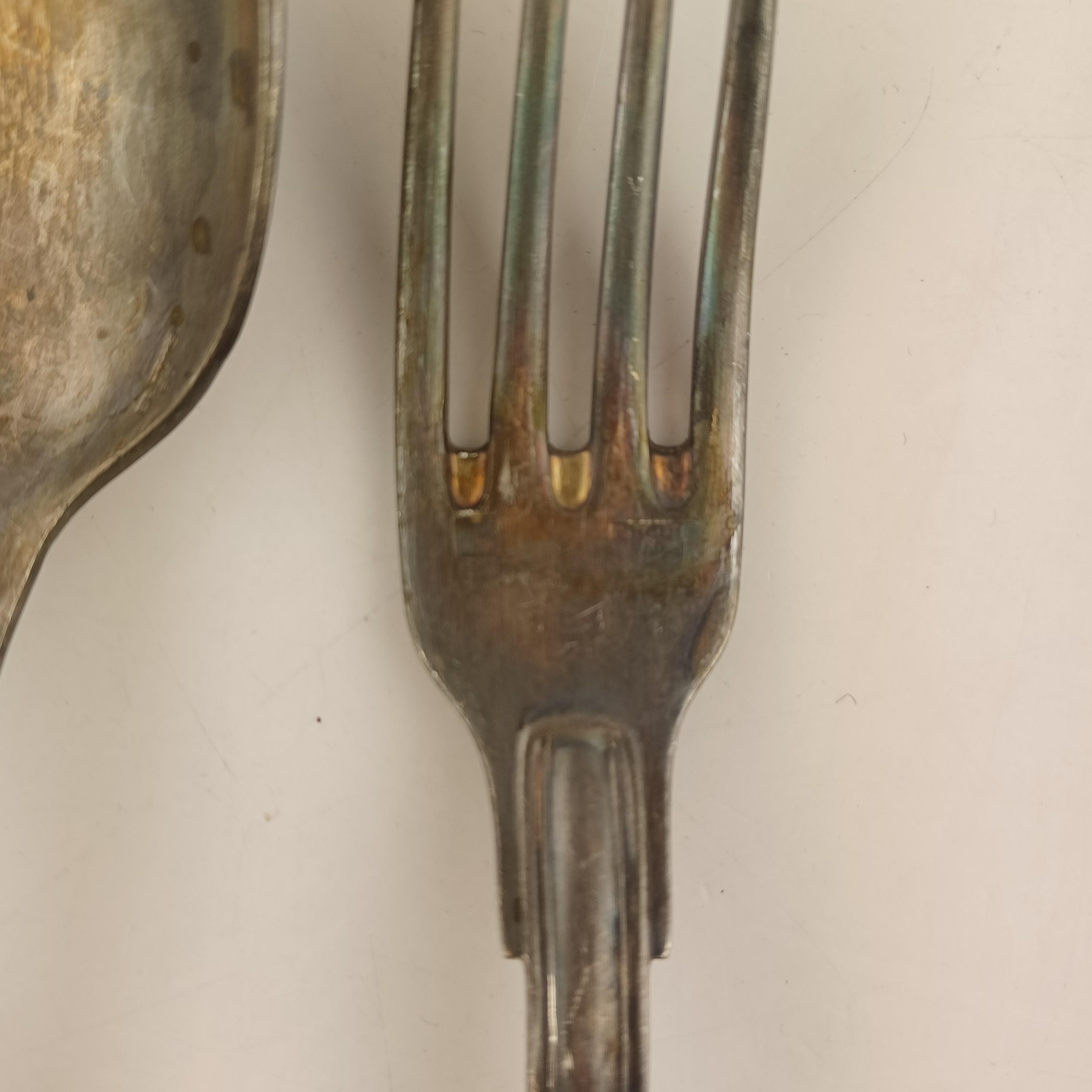 Couverts Ercuis “60” comprenant cuillère à soupe et fourchette Très bon état - Vue 6 - 