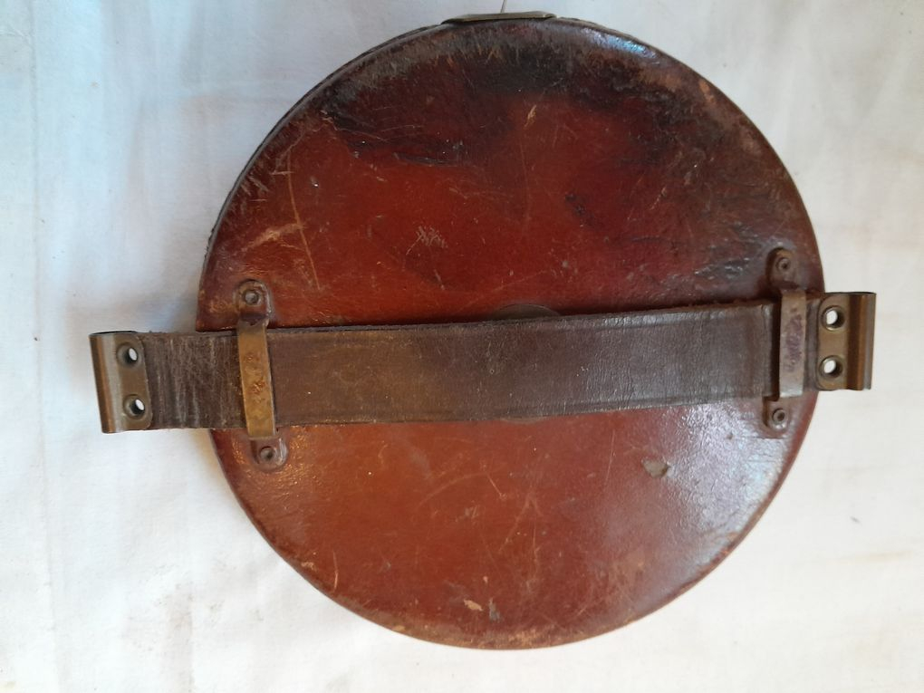 Mètre ruban ancien gainé cuir marque Chesterman État correct - Vue 3 - 
