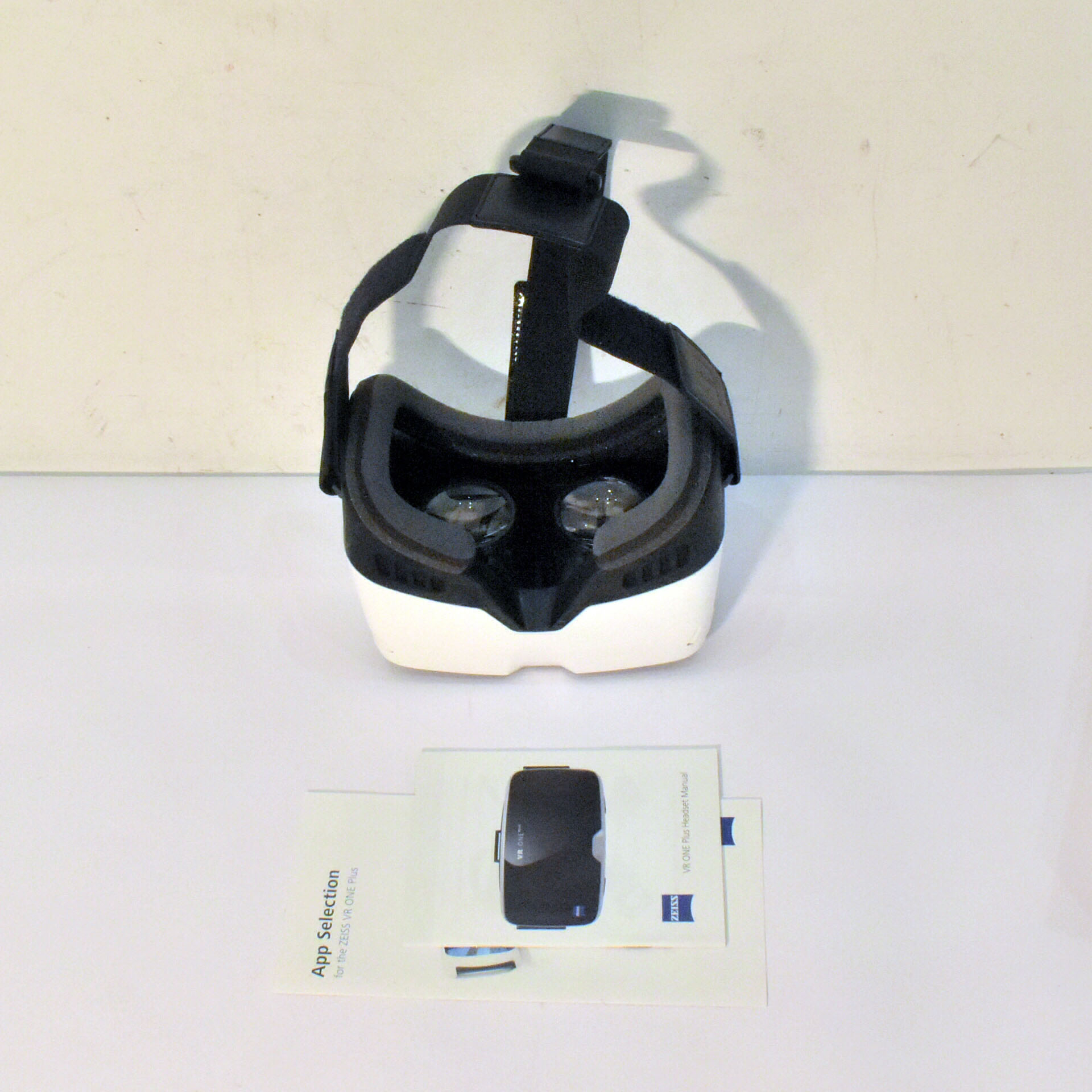 Voir photo 4 de VR ONE Plus - Carl Zeiss™ - Casque de Réalité Virtuelle - 2016 VR ONE Plus - Carl Zeiss™ - Casque de Réalité Virtuelle - 2016 - Vue 4 -