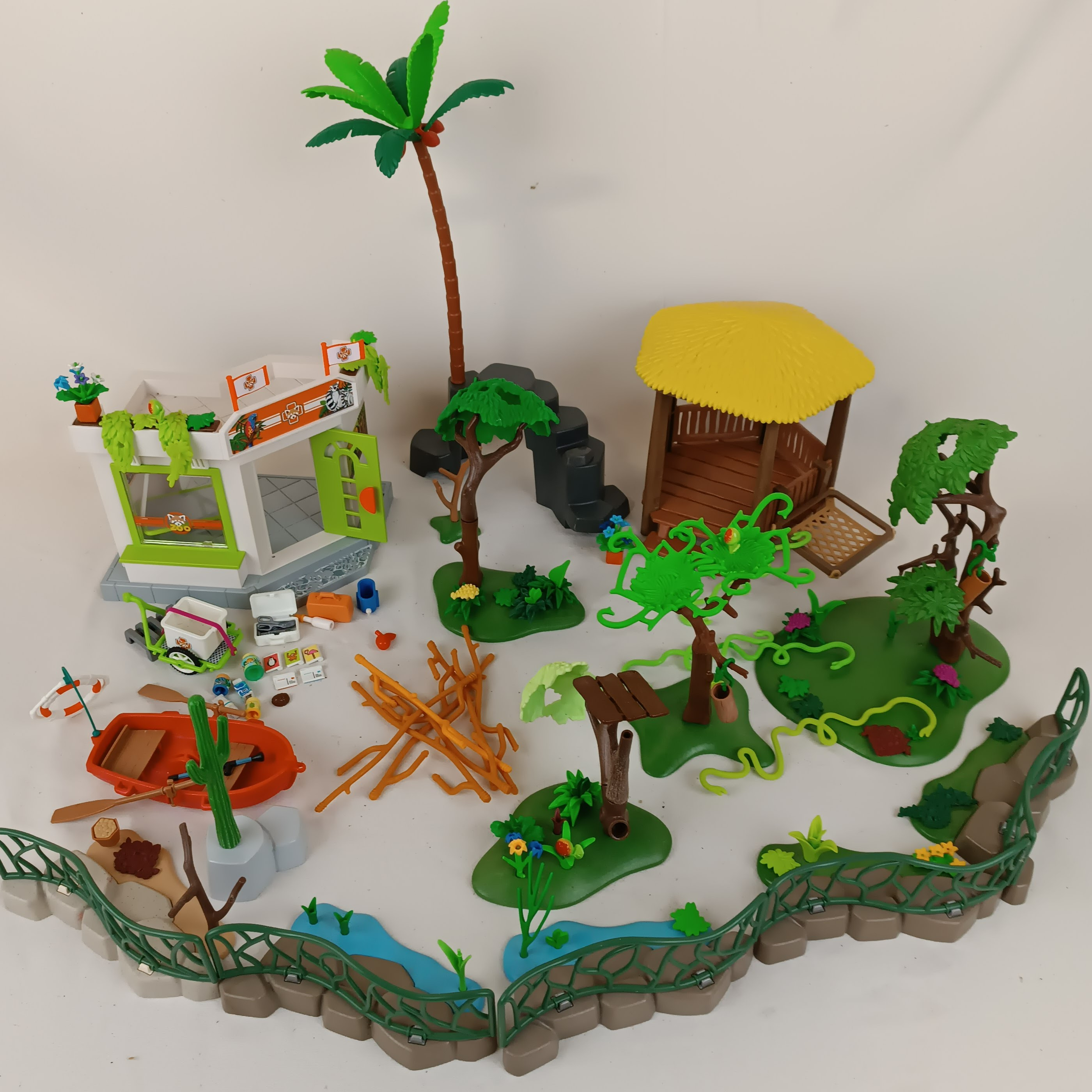 Ensemble Playmobil Zoo, Parc animalier et autres extensions : 175 animaux, 24 personnages Bon état - Vue 2 - 