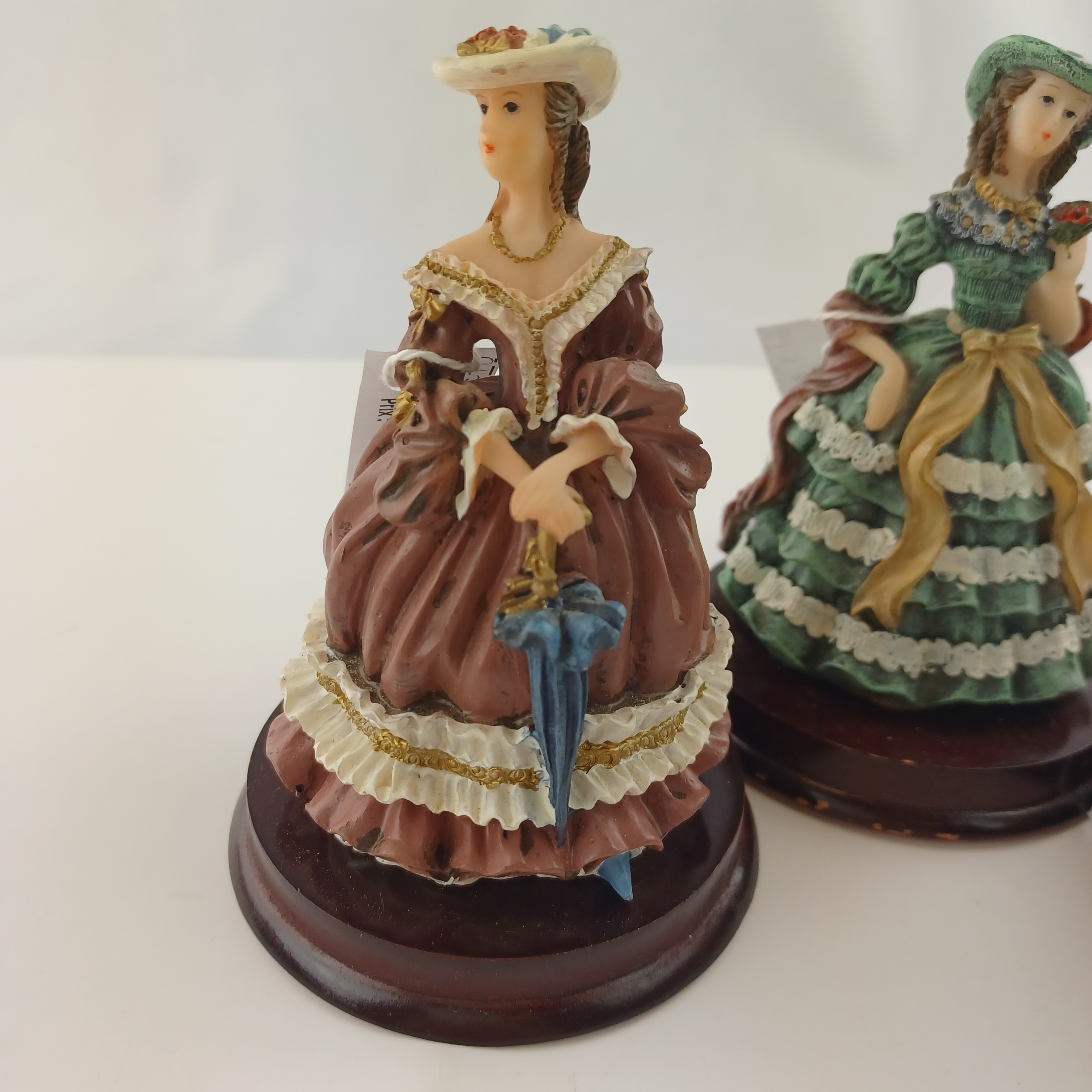 Lot de 3 figurines de jeunes femmes victoriennes nobles à grand chapeaux fleuris de 13cm sur socle Très bon état - Vue 2 - 