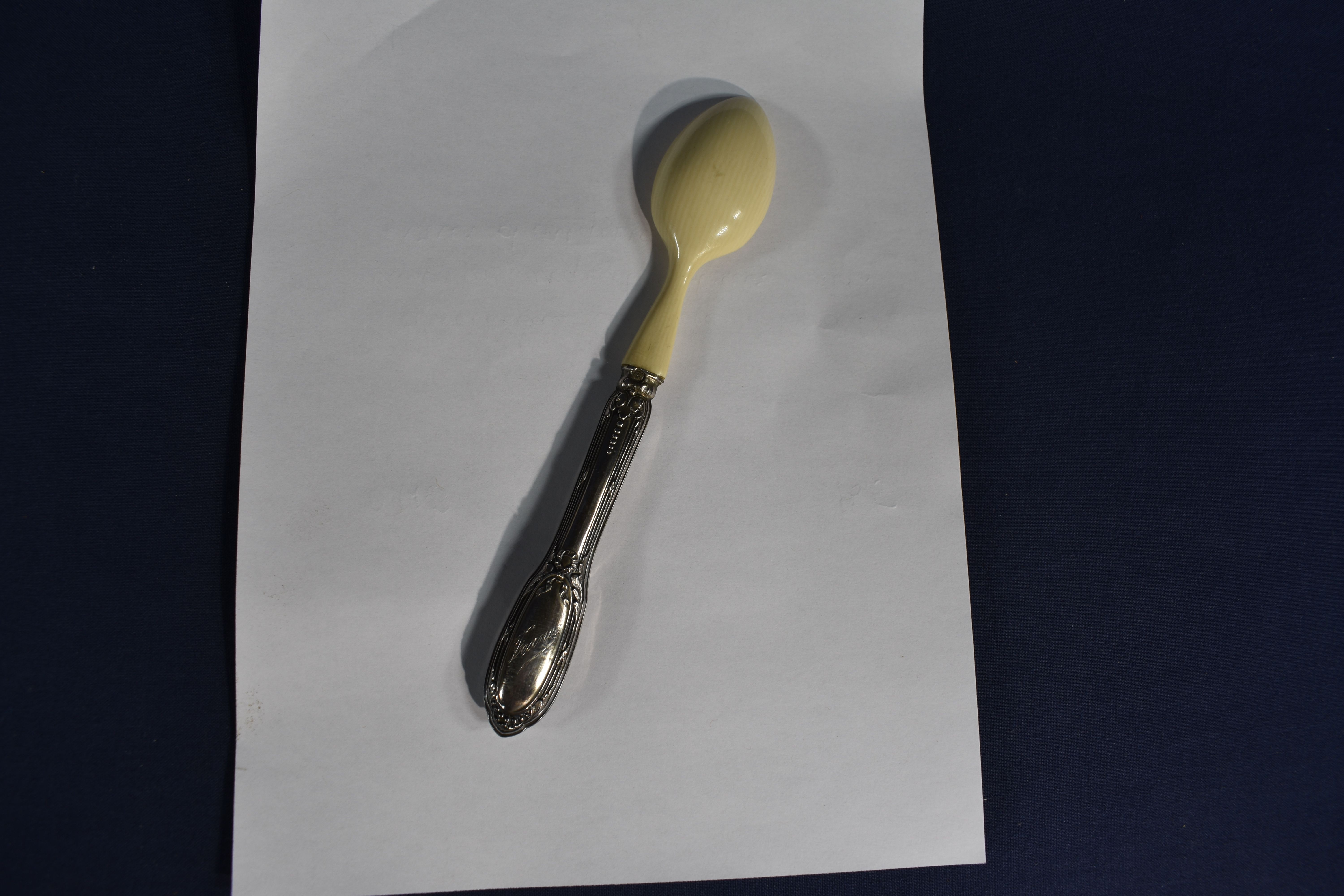 Ancienne cuillère à bouillie, manche en argent dans son écrin d'origine, longueur 15 cm. - Photo 2