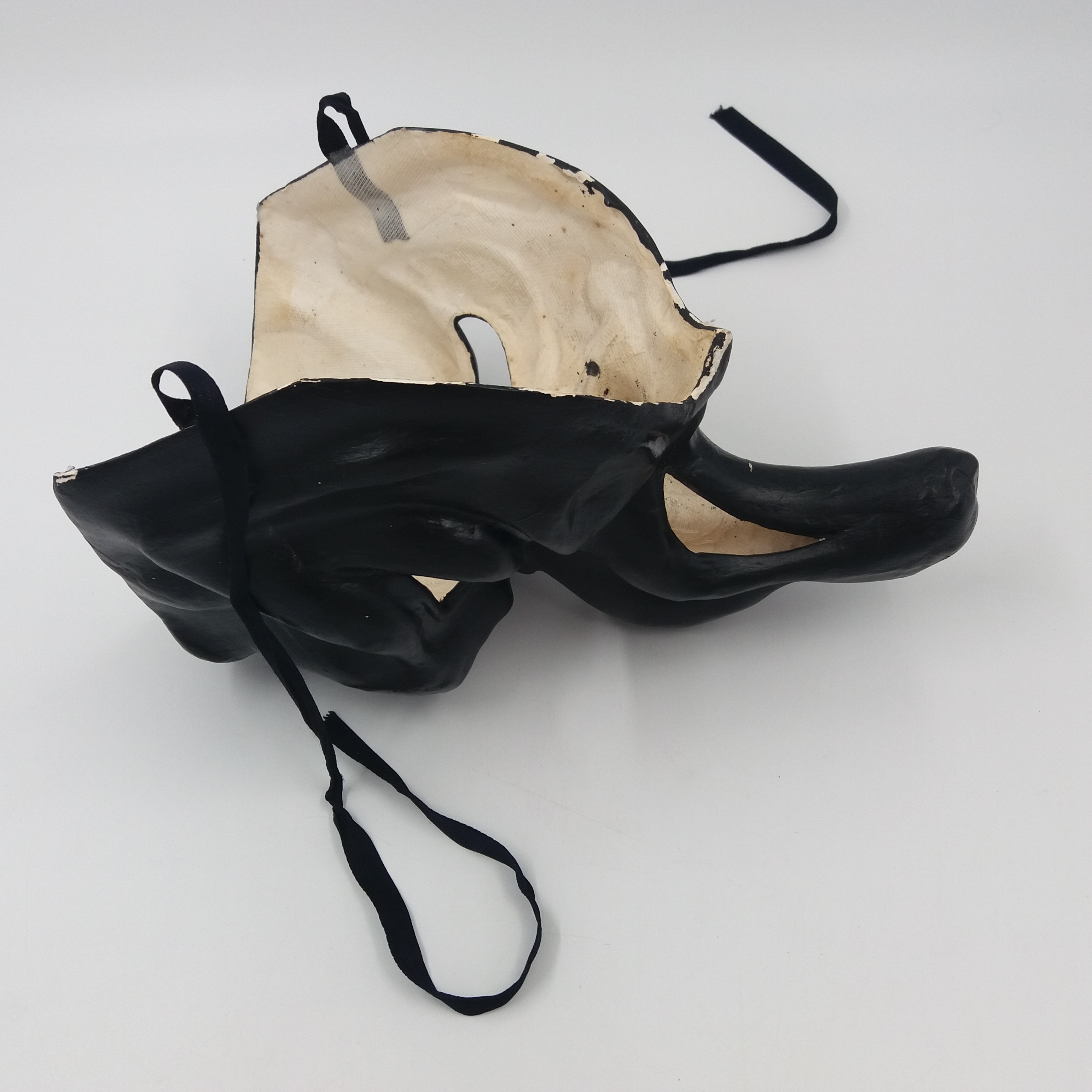  Masque de polichinelle papier maché noir 