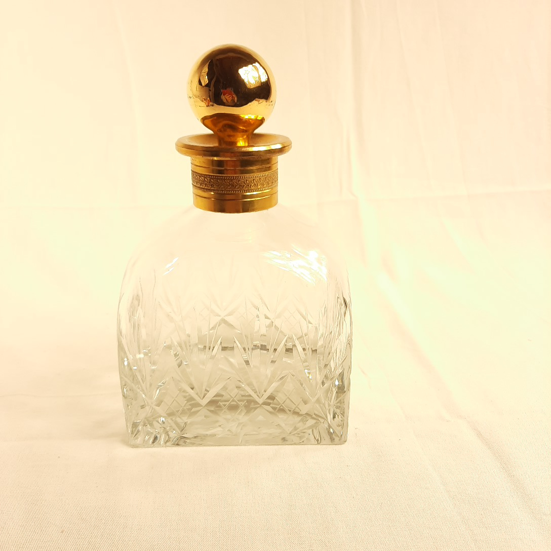 Acheter Flacon à spiritueux en cristal ouvragé transparent Très bon état - 120,00 € Flacon à spiritueux en cristal ouvragé transparent Très bon état - reconditionné disponible sur Label Emmaüs