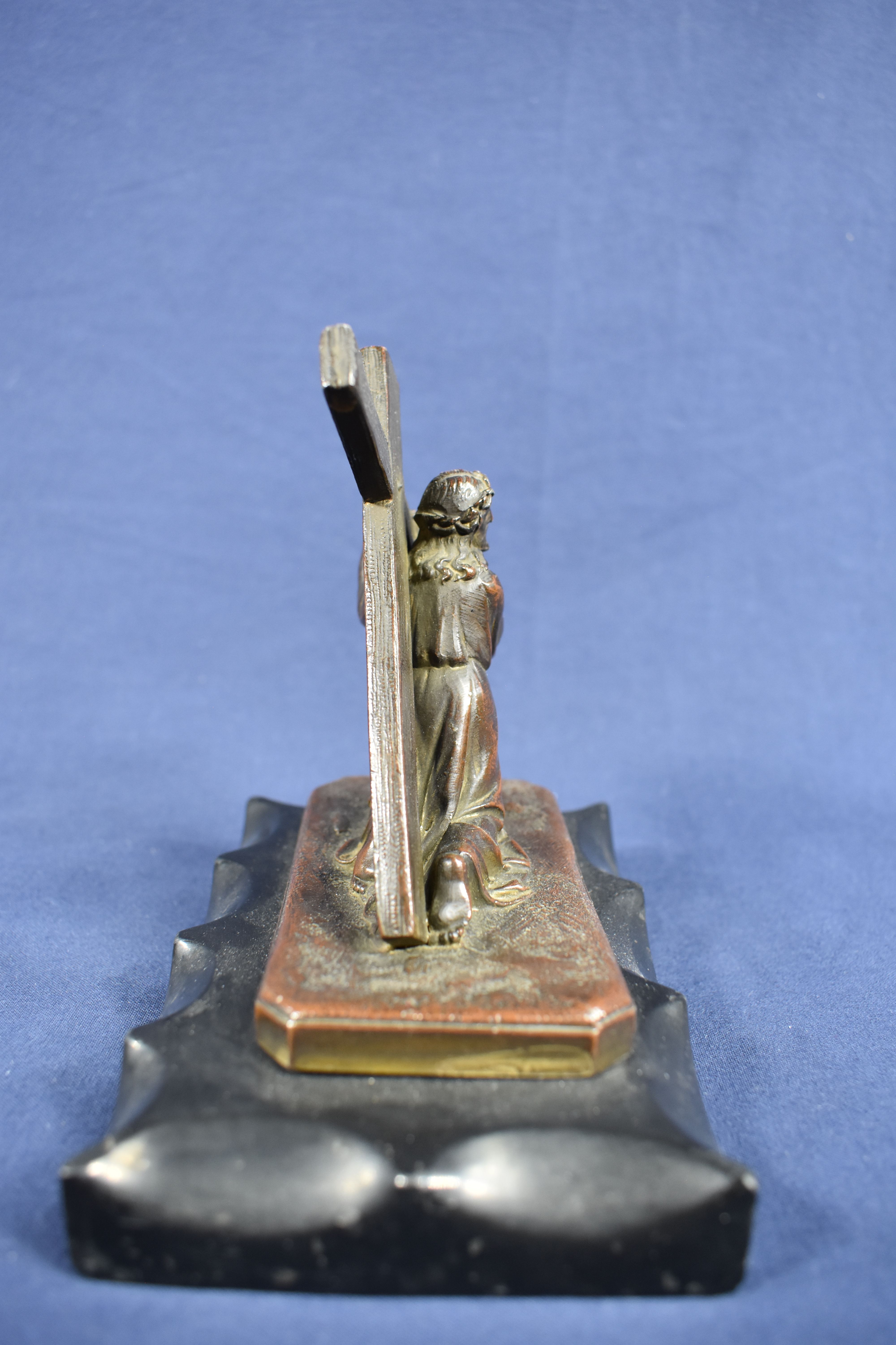 Statuette du Christ portant sa croix ( bronze sur marbre ), longueur 12.5, largeur 8.5 et hauteur 10 cm. - Photo 5