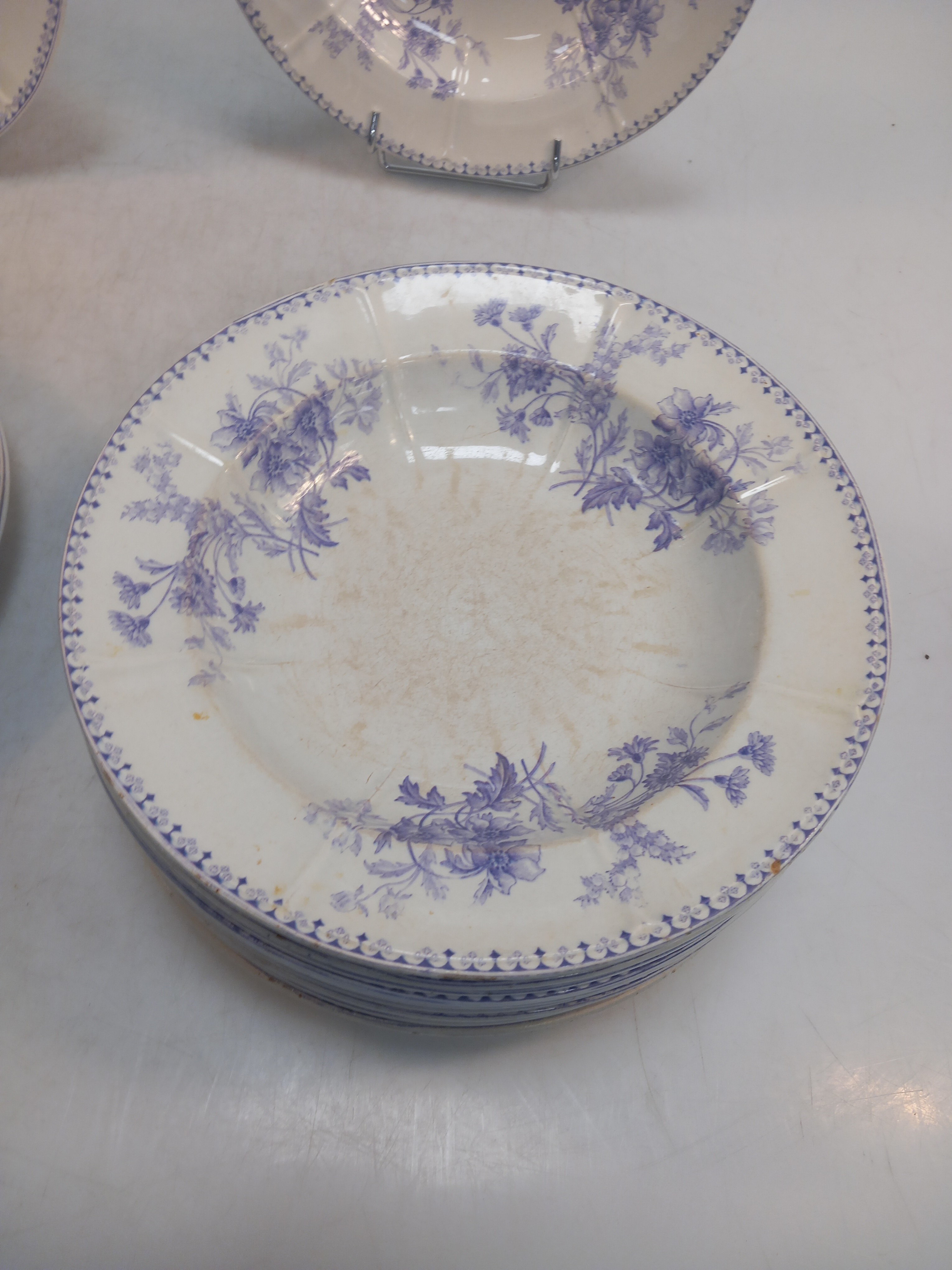 Lot de 22 assiettes en terre de fer, motif floral 