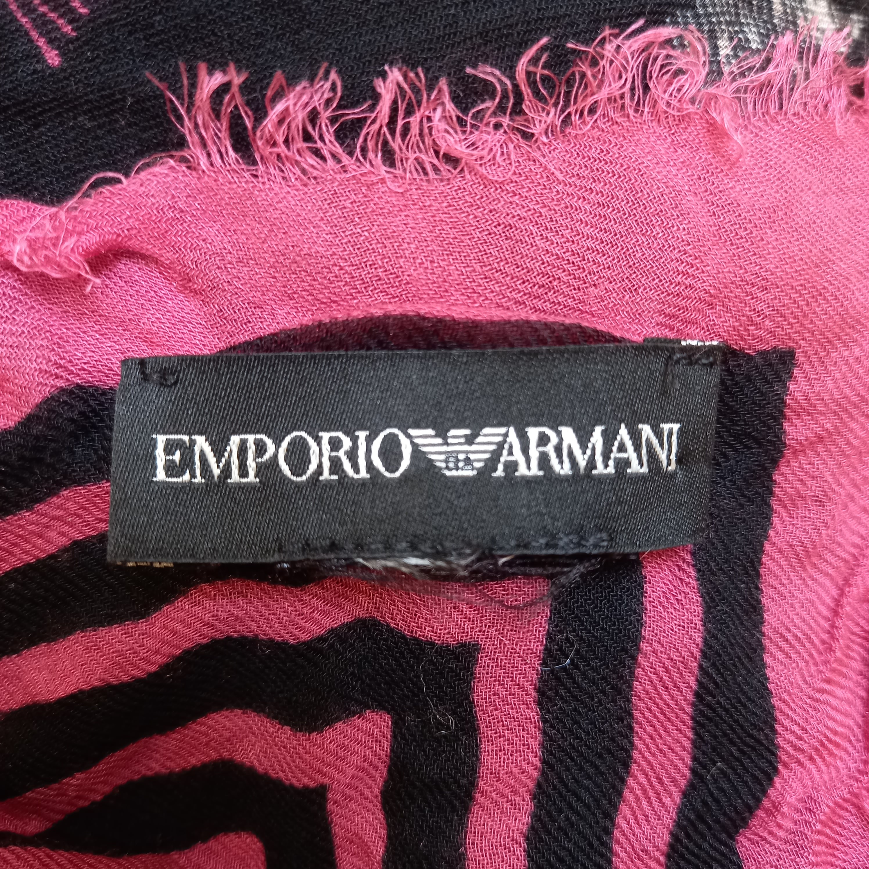 Voir photo 3 de Foulard "Emporio Armani" Foulard "Emporio Armani" - Vue 3 -