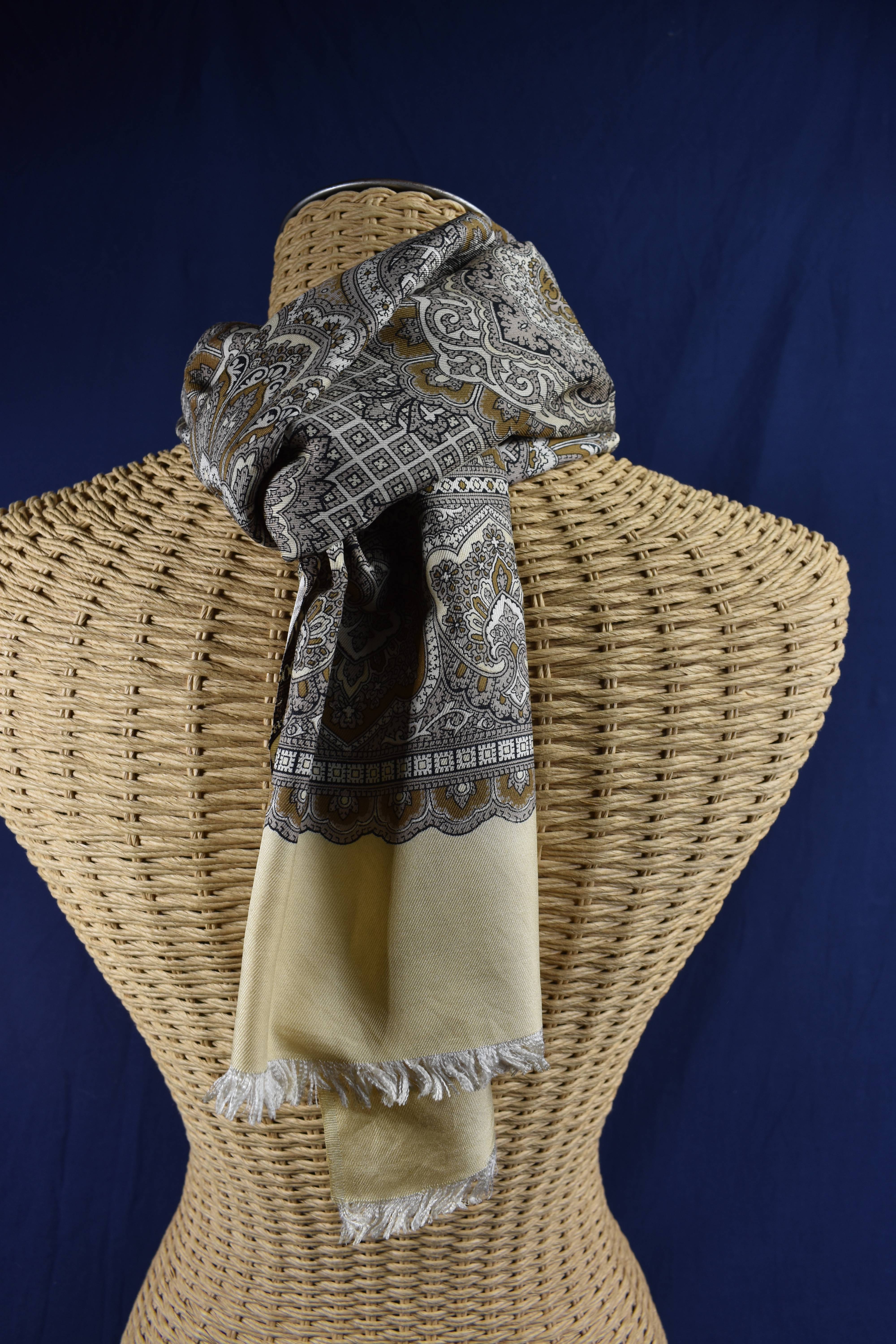 Echarpe en soie tons de beige et marron, longueur 125 et largeur 70 cm.  - Vue 2 - 