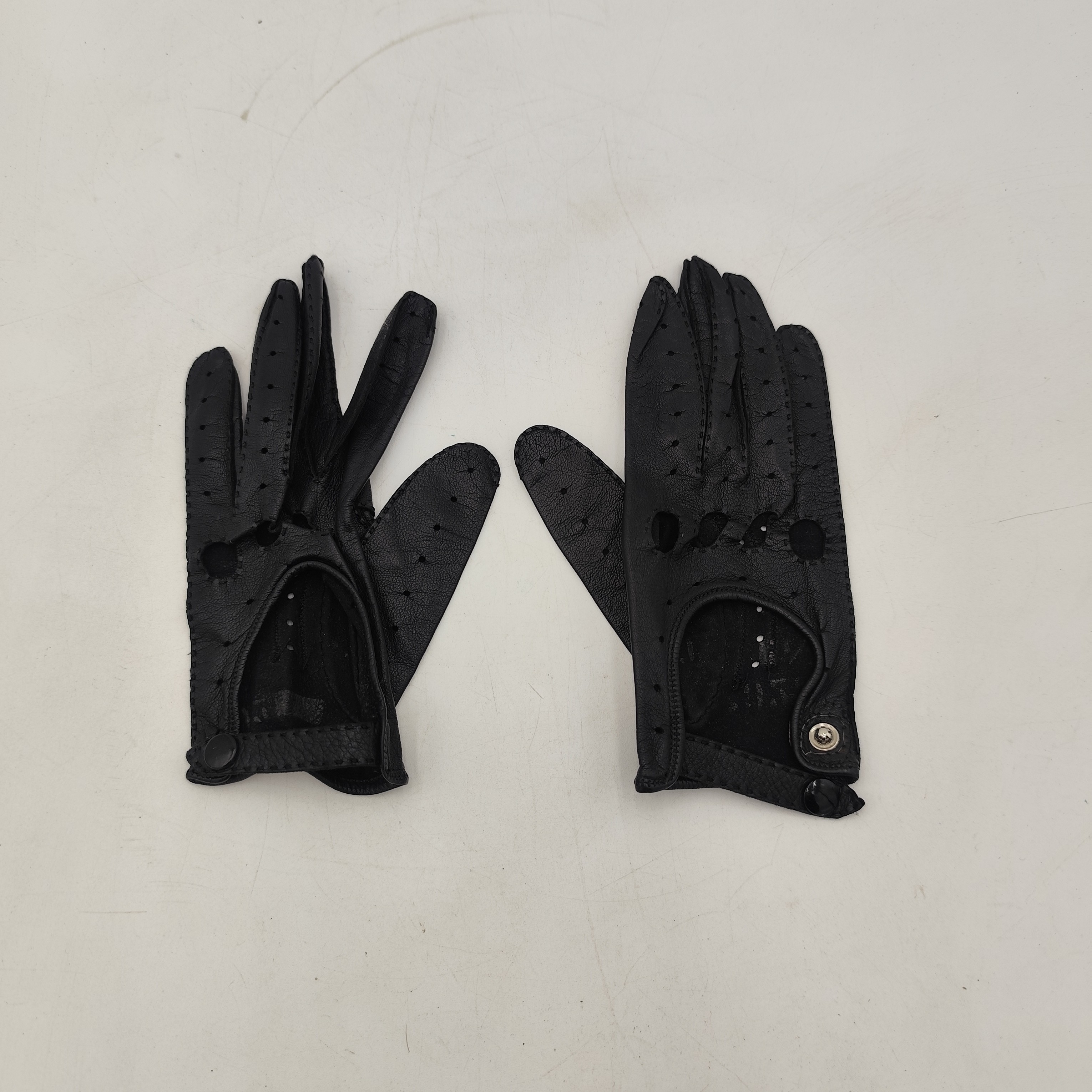 Voir photo 2 de Paire de gants en cuir noirs - Femme Paire de gants en cuir noirs - Femme Bon état - Vue 2 -