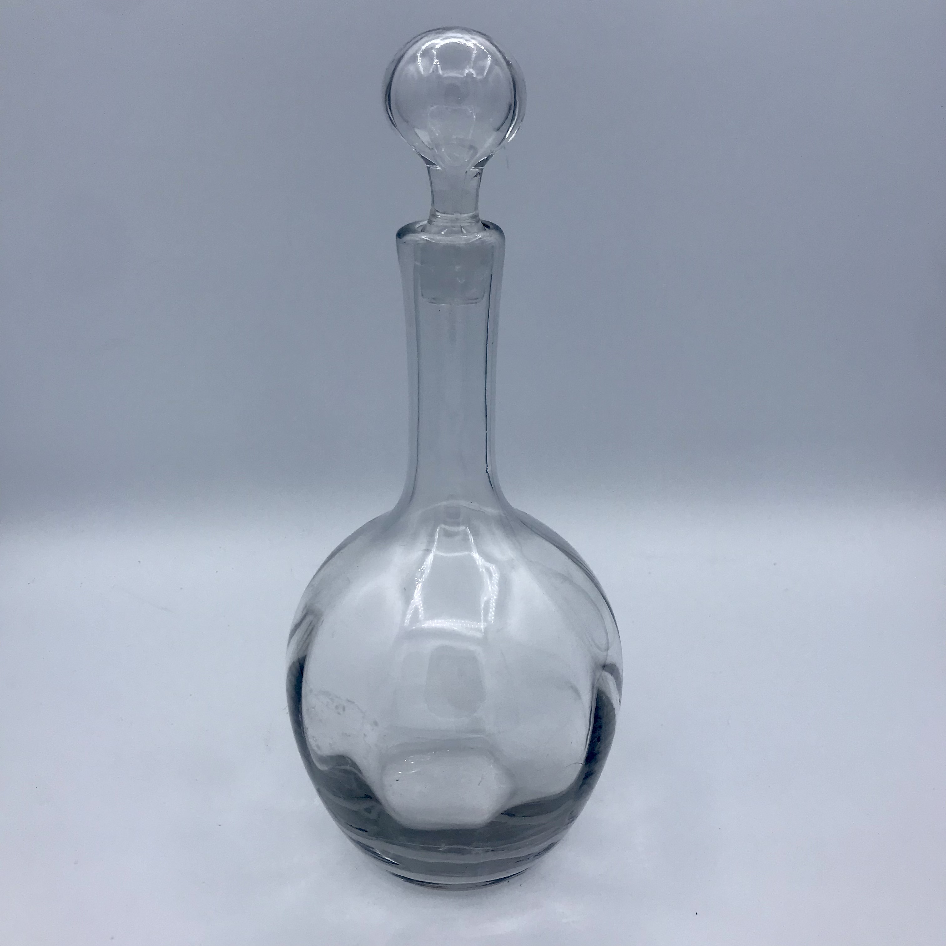 Carafe ronde avec bouchon - Verre Bon état -  reconditionné disponible sur Label Emmaüs