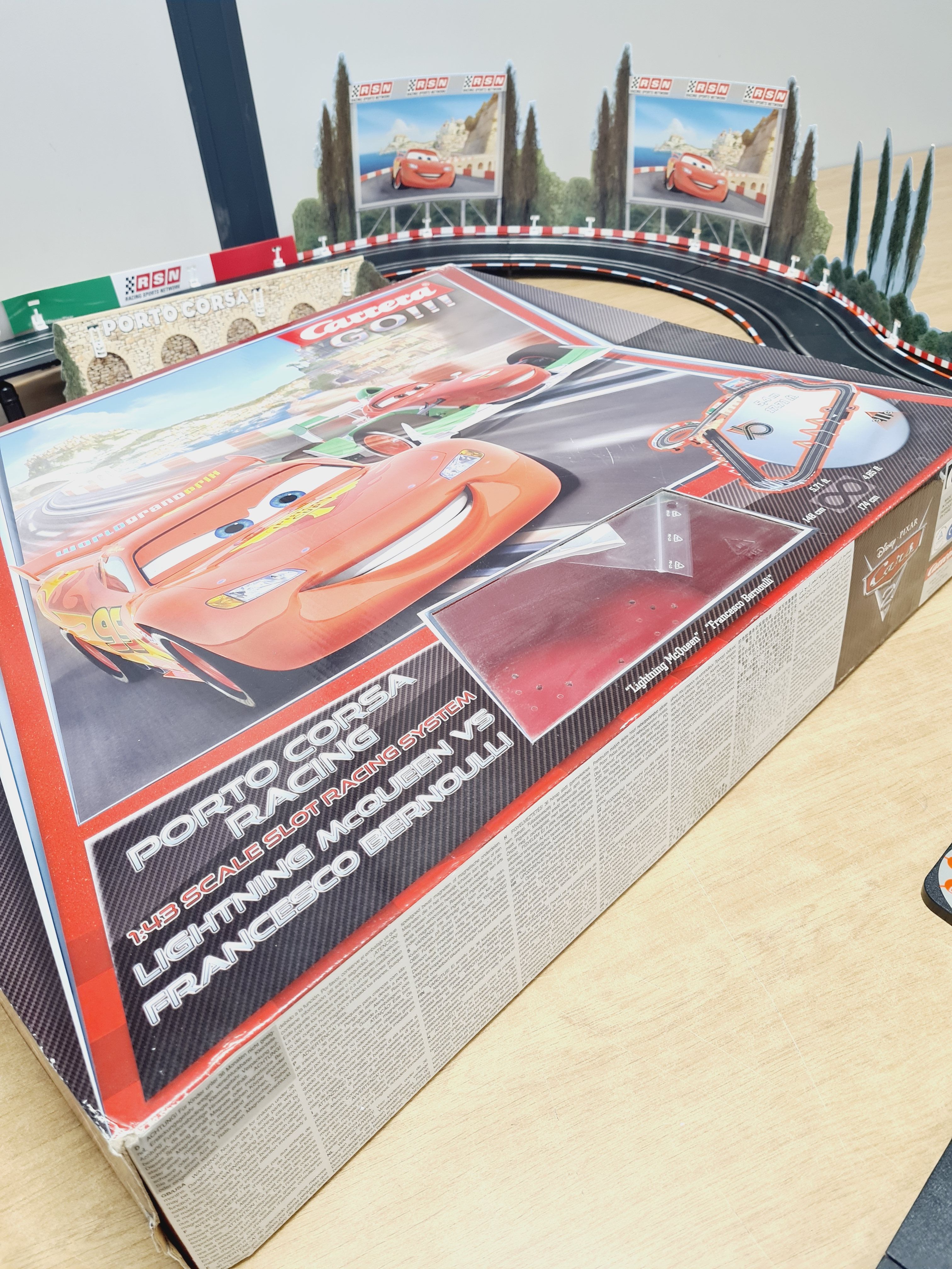 Circuit Carrera Go Cars réf 62238 - Disney Pixar - Porto Corsa Racing - 1/43- 6 ans + Bon état - Vue 11 - 