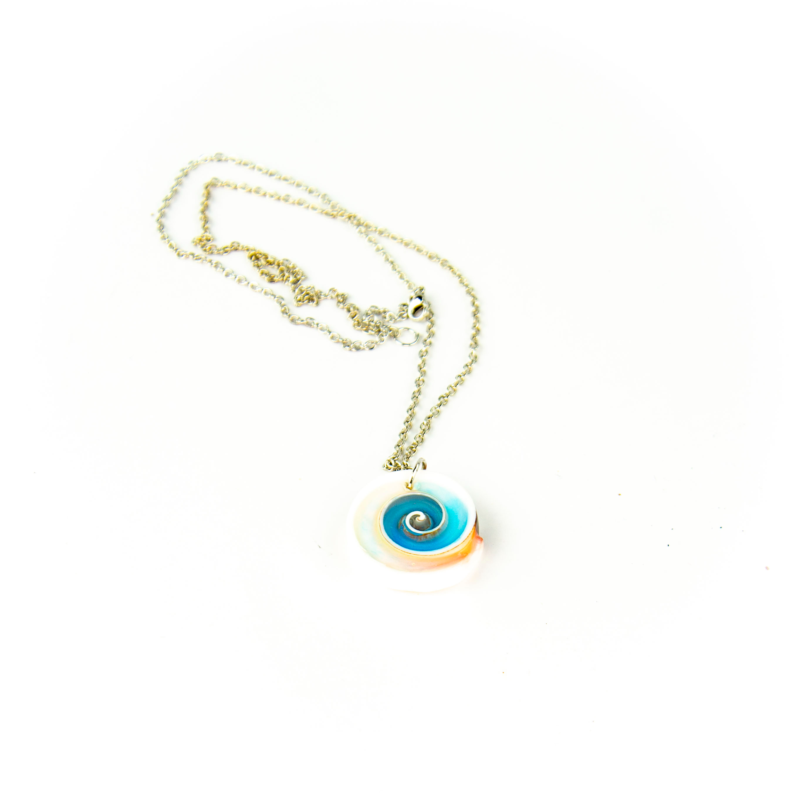 Collier en résine époxy blanche en forme de coquillage avec sa chaîne en métal Comme neuf - Vue 2 - 
