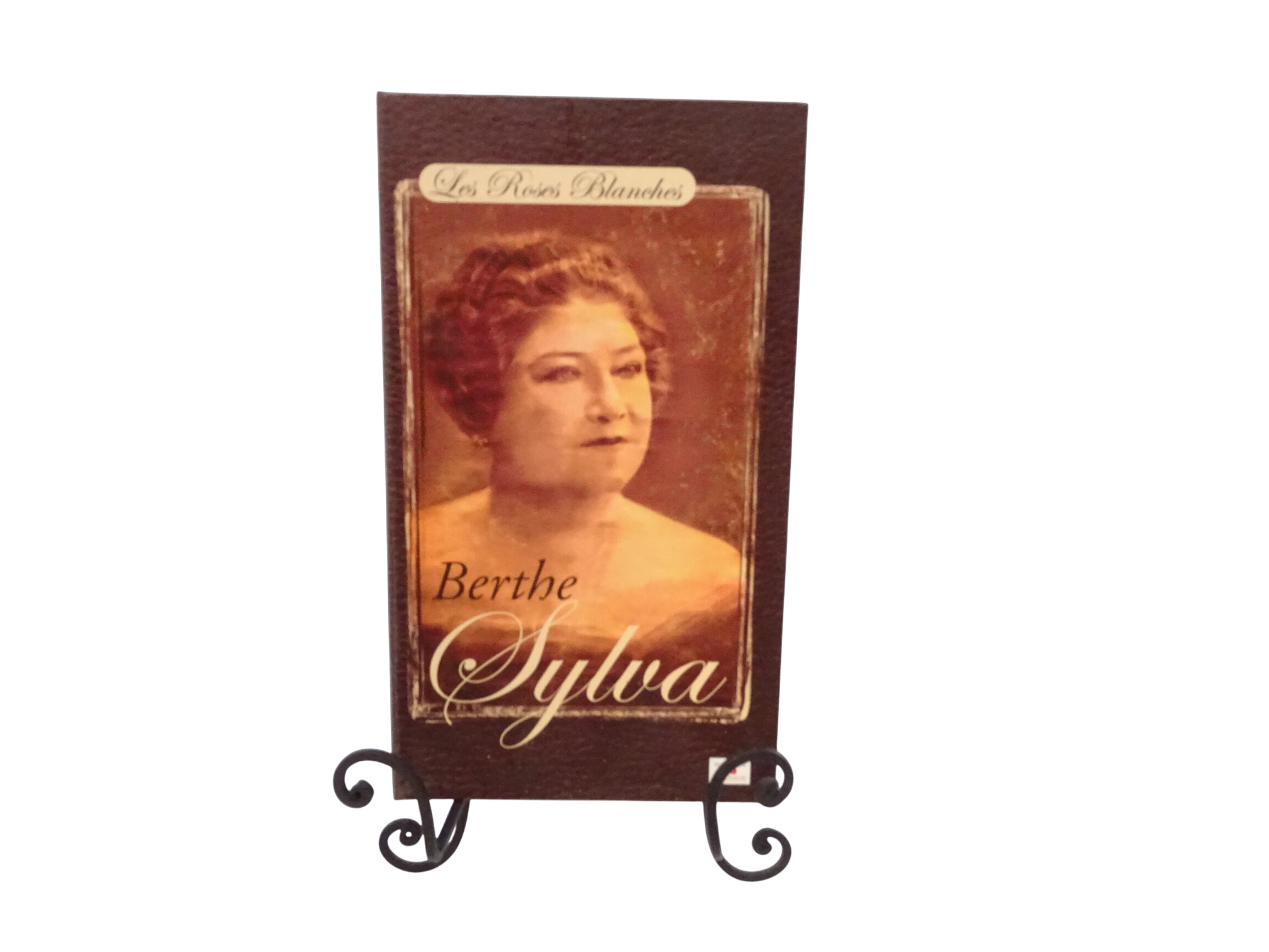 Acheter Compilation "Les Roses Blanches" par Berthe Sylvia. Très bon état - 15,00 € Compilation "Les Roses Blanches" par Berthe Sylvia. Très bon état - reconditionné disponible sur Label Emmaüs