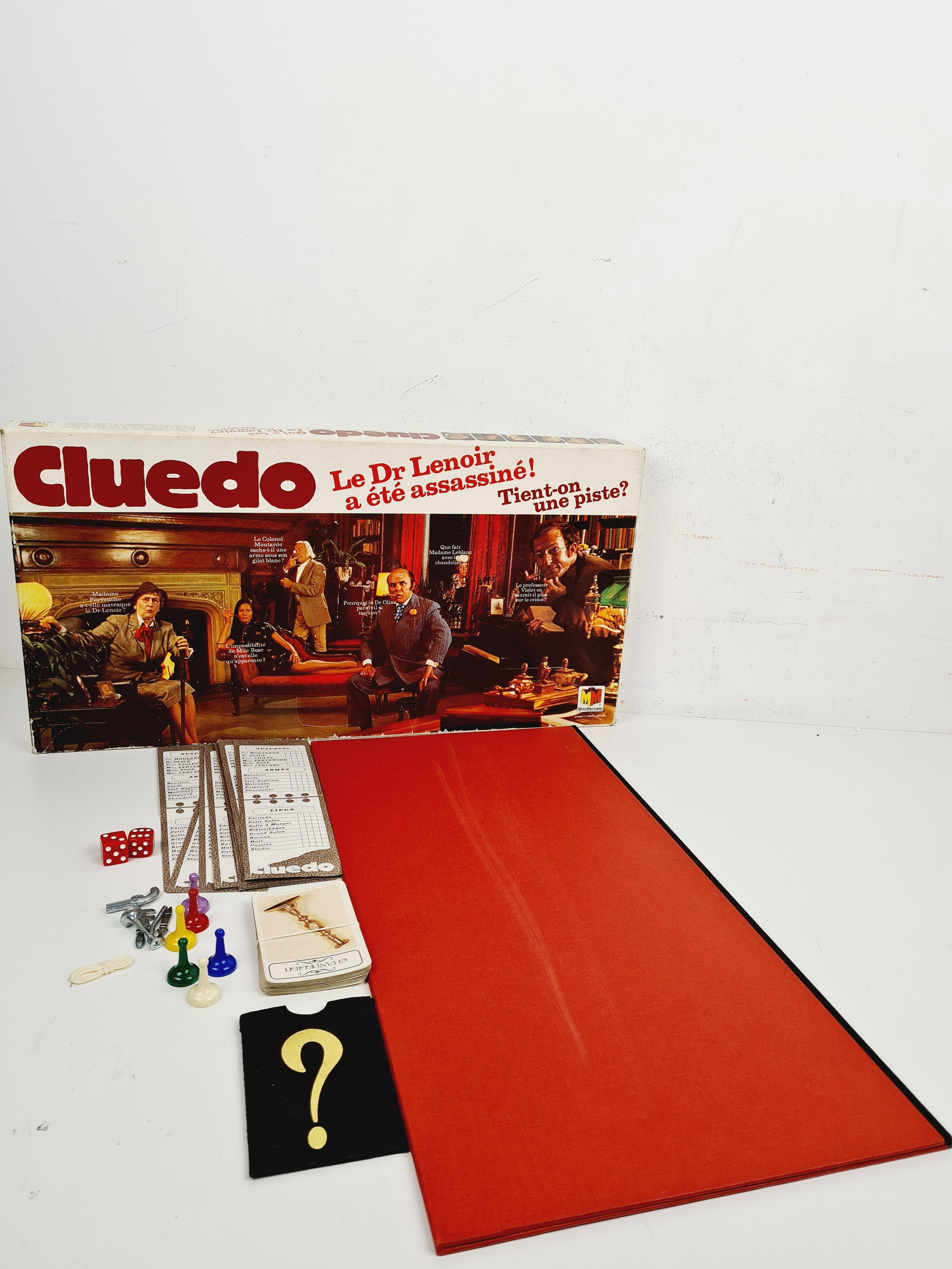 Voir photo 2 de Jeu d'enquête ancien - Cluedo - Miro - 8 ans + Jeu d'enquête ancien - Cluedo - Miro - 8 ans + - Vue 2 -