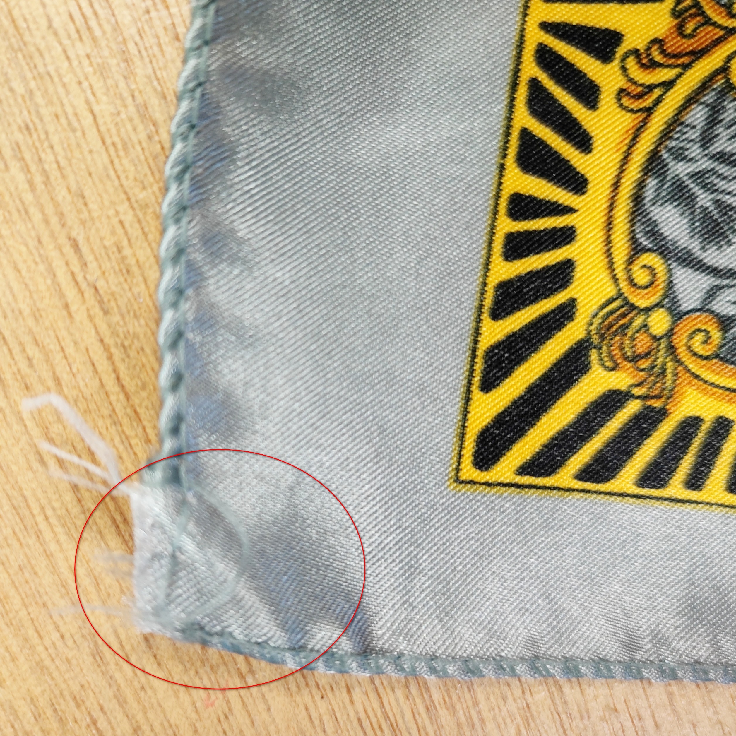 PIERRE BALMAIN - Foulard à motif fleuri - Femme Bon état - Vue 5 - 