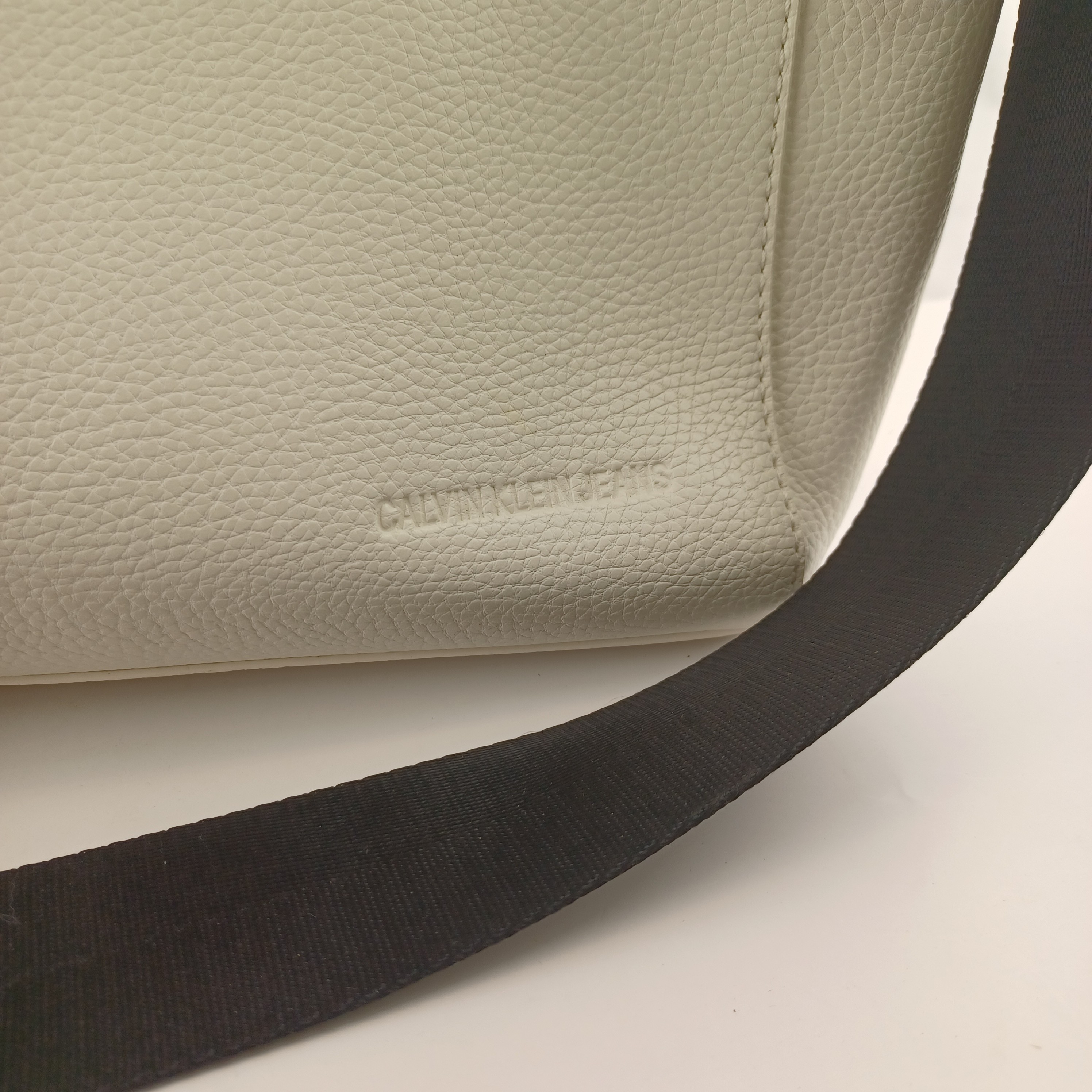 Sac à bandoulière noir et blanc Calvin Klein - Photo 1