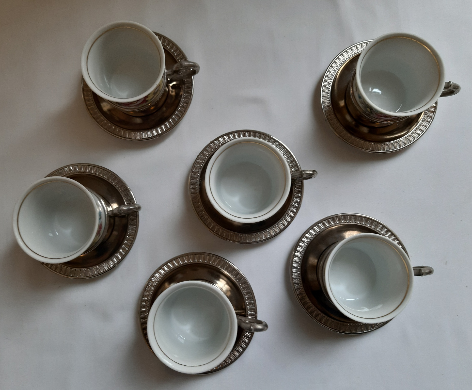 Service à café 6 tasses à Moka / Café en PORCELAINE avec support et soucoupe en ÉTAIN, vintage Bon état - Vue 2 - 